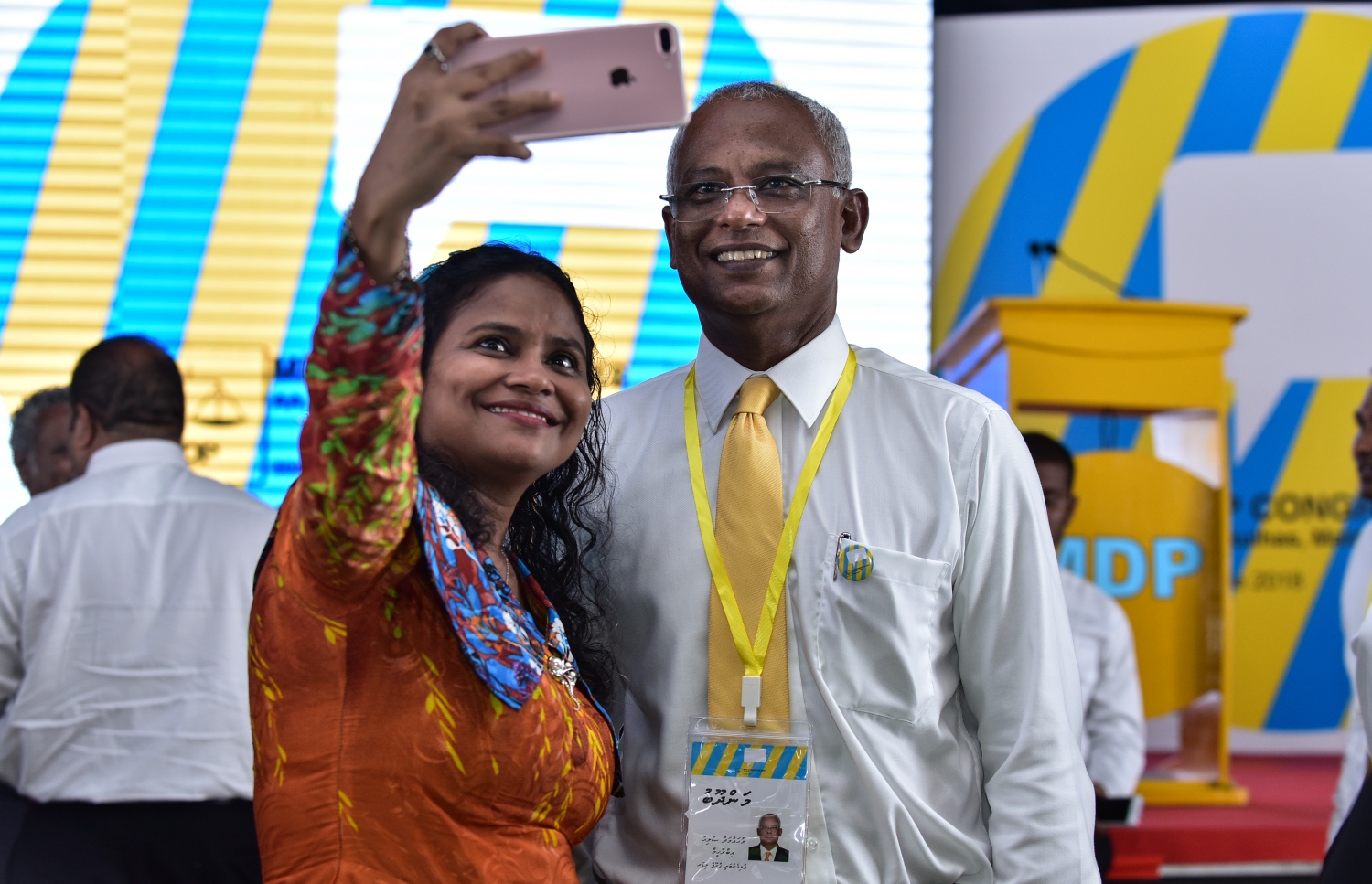 އއ. އުކުޅަސް: ޖޫން 30، 2018- މި ރަށުގައި ބާއްވާ އެމްޑީޕީގެ ތިން ވަނަ ކޮންގްރެސް ފެށުމުގެ ރަސްމިއްޔާތަށް ވަޑައިގެންނެވި، ކުރީގެ ރައީސް މައުމޫންގެ ފެކްޝަންގެ އިސް މެމްބަރު ނާދިރާ، އެމްޑީޕީގެ ޕާލަމެންޓްރީ ގުރޫޕުގެ ލީޑަރު އިބްރާހިމް މުހައްމަދު ސޯލިހް (އިބޫ) އާ އެކު ސެލްފީއެއް ނަންގަވަނީ: އެމްޑީޕީގެ ރިޔާސީ ކެންޑިޑޭޓަކަށް ވުން މިހާރު އެންމެ ގާތީ އިބޫ އަށް.---ފޮޓޯ: އަހުމަދު ނިޝާތު/މިހާރު
