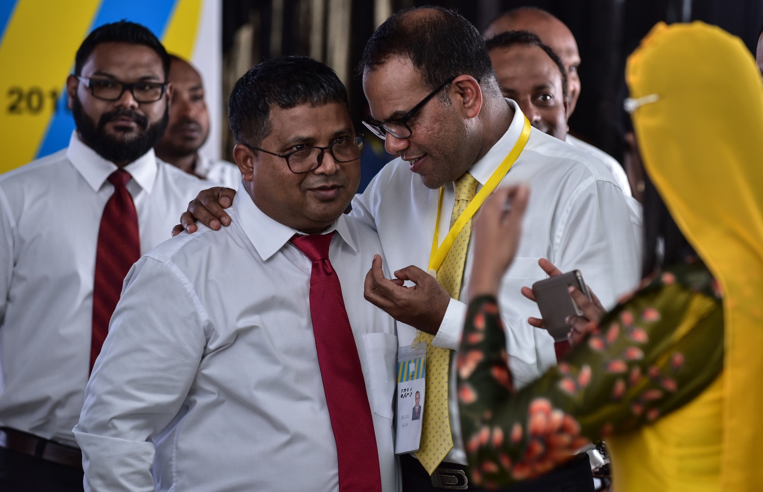 އއ. އުކުޅަސް: ޖޫން 30، 2018- މި ރަށުގައި ބާއްވާ އެމްޑީޕީގެ ތިން ވަނަ ކޮންގްރެސް ފެށުމުގެ ރަސްމިއްޔާތަށް ވަޑައިގެންނެވި، ޖުމްހޫރީ ޕާޓީގެ ޑެޕިއުޓީ ލީޑަރު ޑރ. ހުސެއިން ރަޝީދު (ވ) އާ އެމްޑީޕީގެ ގައުމީ މަޖިލީހުގެ މެމްބަރު އަހުމަދު ހަމްޒާ މަޝްވަރާ ކުރައްވަނީ.---ފޮޓޯ: އަހުމަދު ނިޝާތު/މިހާރު