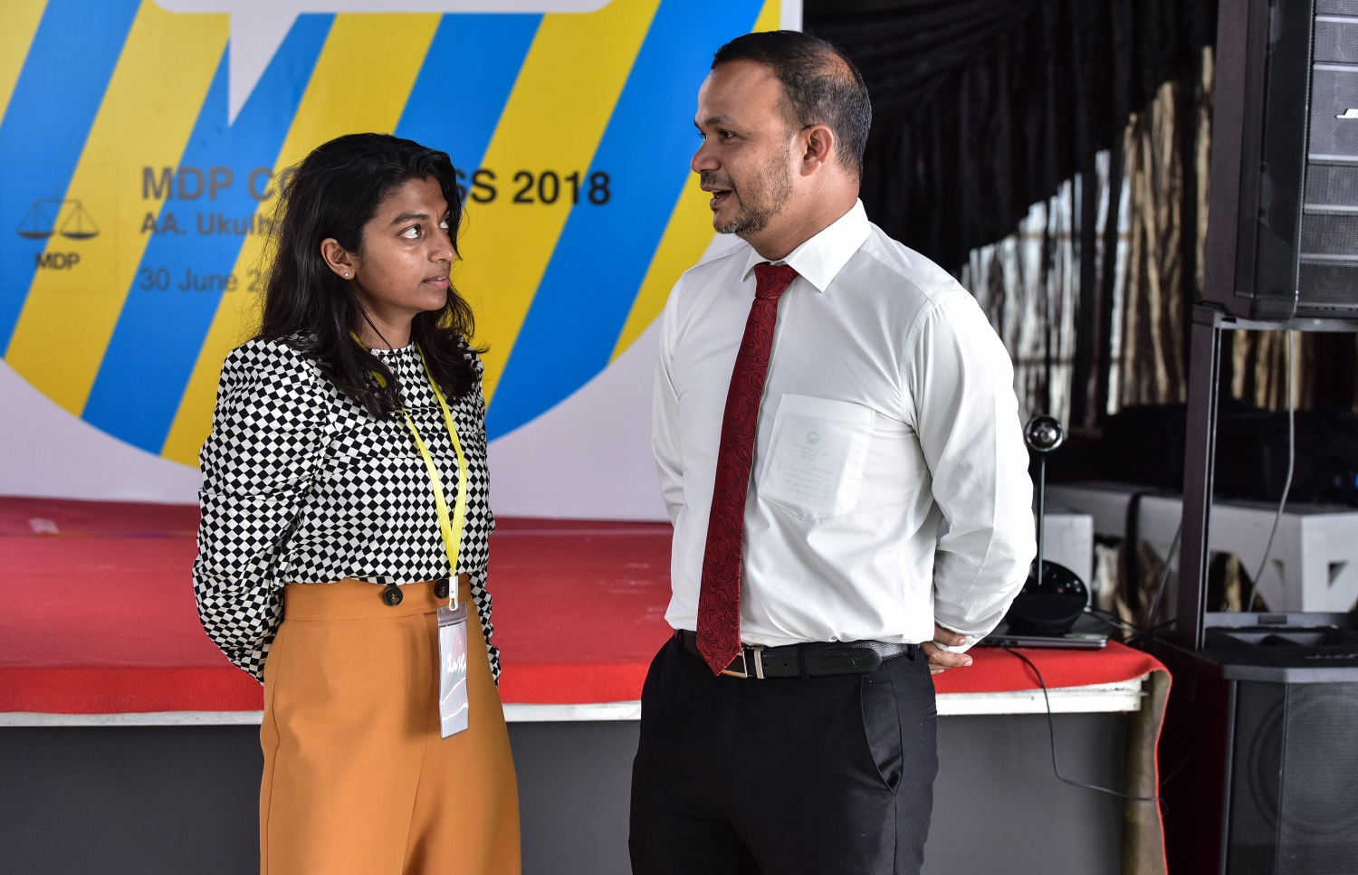 އއ. އުކުޅަސް: ޖޫން 30، 2018- މި ރަށުގައި ބާއްވާ އެމްޑީޕީގެ ތިން ވަނަ ކޮންގްރެސް ފެށުމުގެ ރަސްމިއްޔާތަށް ކެންދޫ ދާއިރާގެ ޖުމްހޫރީ ޕާޓީގެ މެމްބަރު އަލީ ހުސެއިން (ކ) ވަޑައިގެން، ގަލޮޅު އުތުރު ދާއިރާގެ މެމްބަރު އީވާ އަބްދުﷲ އާ ވާހަކަ ދައްކަވަނީ.---ފޮޓޯ: އަހުމަދު ނިޝާތު/މިހާރު