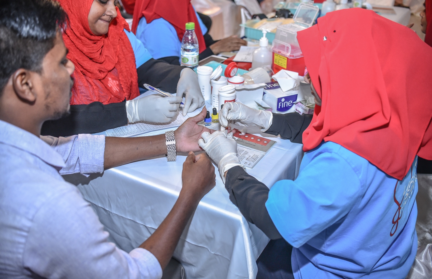 މާލެ: 30 ޖޫން 2018، ބައިނަލްއަގުވާމީ ލޭ ހަދިޔާކުރުމުގެ ދުވަސް ފާހަގަކުރުމުގެ ގޮތުން އެލިއާ އިންވެސްޓްމަންޓާއި މޯލްޑިވްސް ބްލަޑް ސާވިސް (އެމްބީއެސް) ގުޅިގެން އާޓް ގެލަރީގައި ބޭއްވި ލޭ ހަދިޔާ ކުރުމުގެ ކޭމްޕްގައި ބަައިވެރިވި މީހަކު ލޭ ޓެސްޓް ކުރަނީ --. ފޮޓޯ:ނިޝާން އަލީ/ މިހާރު