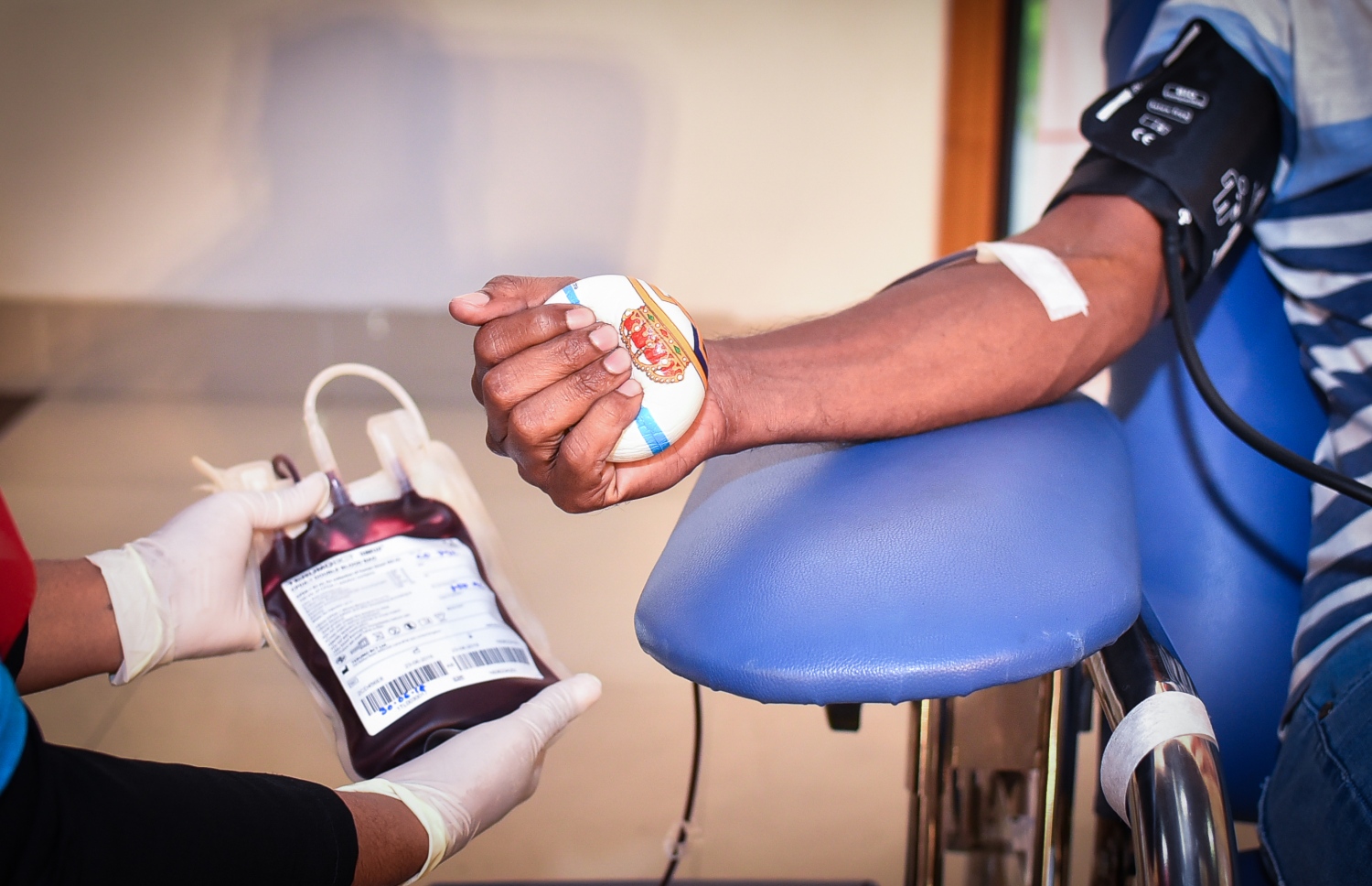 މާލެ: 30 ޖޫން 2018، ބައިނަލްއަގުވާމީ ލޭ ހަދިޔާކުރުމުގެ ދުވަސް ފާހަގަކުރުމުގެ ގޮތުން އެލިއާ އިންވެސްޓްމަންޓާއި މޯލްޑިވްސް ބްލަޑް ސާވިސް (އެމްބީއެސް) ގުޅިގެން އާޓް ގެލަރީގައި ބޭއްވި ލޭ ހަދިޔާ ކުރުމުގެ ކޭމްޕްގައި ބަައިވެރިވި މީހެއްގެ ގައިން ލޭ ނަަގަނީ --. ފޮޓޯ:ނިޝާން އަލީ/ މިހާރު