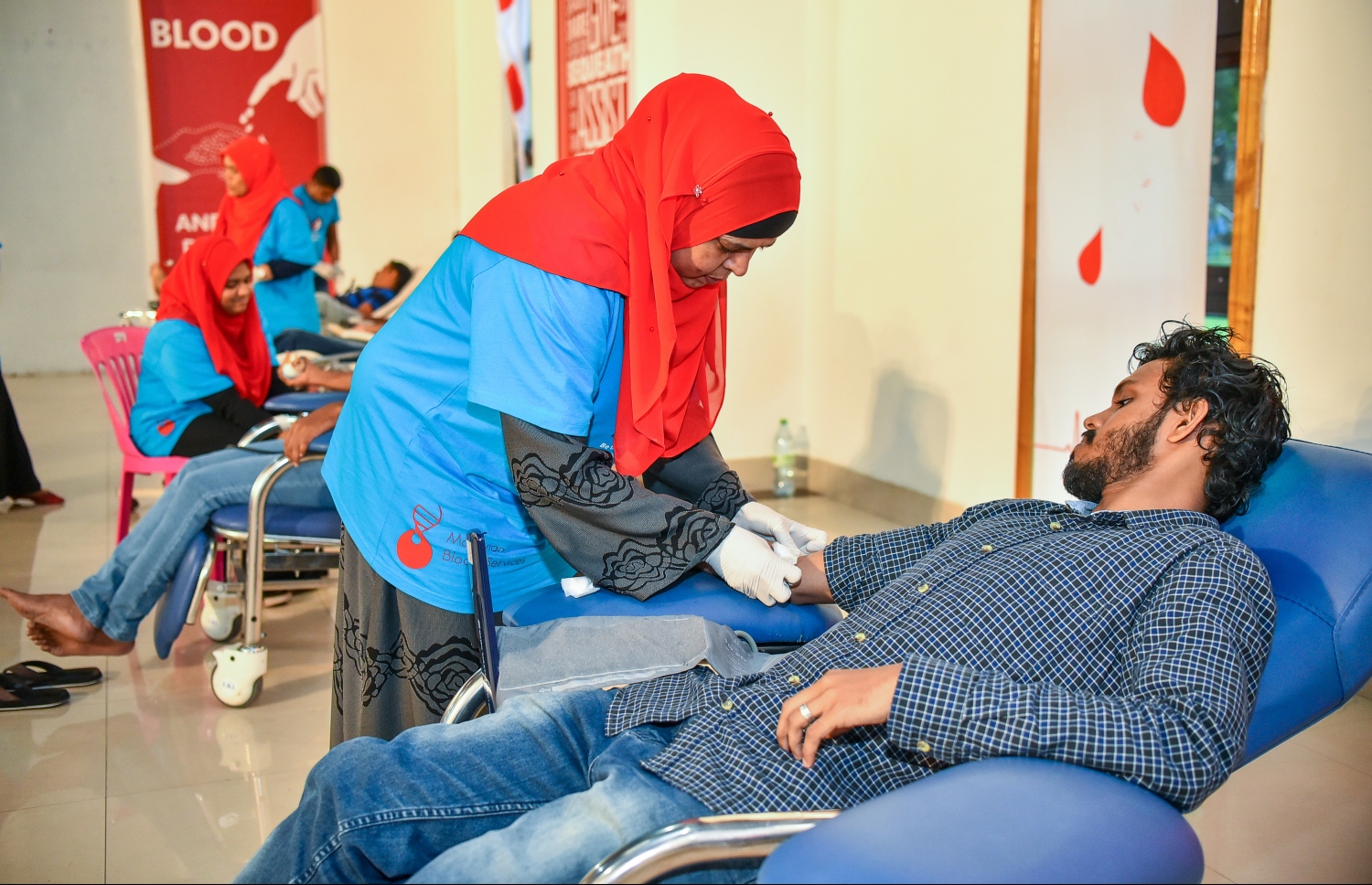 މާލެ: 30 ޖޫން 2018، ބައިނަލްއަގުވާމީ ލޭ ހަދިޔާކުރުމުގެ ދުވަސް ފާހަގަކުރުމުގެ ގޮތުން އެލިއާ އިންވެސްޓްމަންޓާއި މޯލްޑިވްސް ބްލަޑް ސާވިސް (އެމްބީއެސް) ގުޅިގެން އާޓް ގެލަރީގައި ބޭއްވި ލޭ ހަދިޔާ ކުރުމުގެ ކޭމްޕްގައި ބަައިވެރިވި މީހަކު ލޭ ހަދިޔާ ކުރަނީ --. ފޮޓޯ:ނިޝާން އަލީ/ މިހާރު