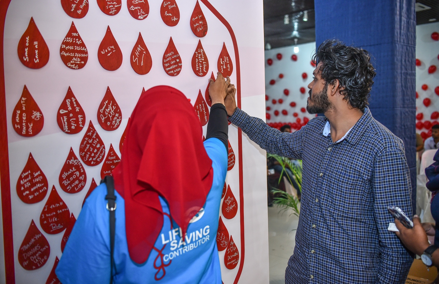 މާލެ: 30 ޖޫން 2018، ބައިނަލްއަގުވާމީ ލޭ ހަދިޔާކުރުމުގެ ދުވަސް ފާހަގަކުރުމުގެ ގޮތުން އެލިއާ އިންވެސްޓްމަންޓާއި މޯލްޑިވްސް ބްލަޑް ސާވިސް (އެމްބީއެސް) ގުޅިގެން އާޓް ގެލަރީގައި ބޭއްވި ލޭ ހަދިޔާ ކުރުމުގެ ކޭމްޕްގެ ތެރެއިން --. ފޮޓޯ:ނިޝާން އަލީ/ މިހާރު