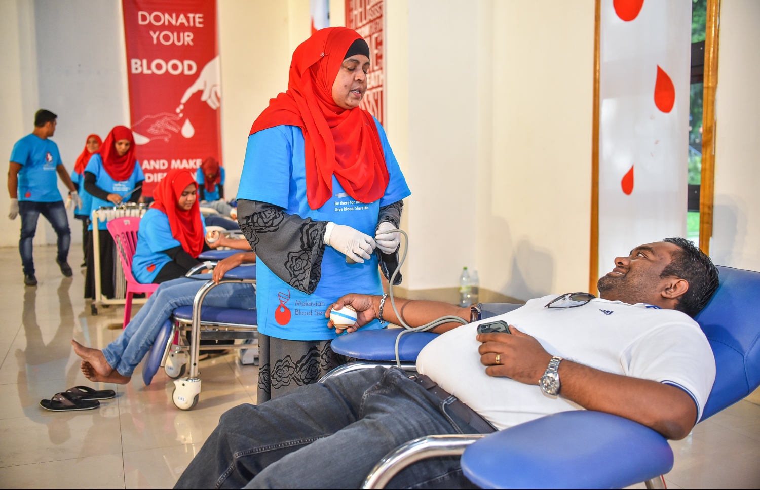 މާލެ: 30 ޖޫން 2018، ބައިނަލްއަގުވާމީ ލޭ ހަދިޔާކުރުމުގެ ދުވަސް ފާހަގަކުރުމުގެ ގޮތުން އެލިއާ އިންވެސްޓްމަންޓާއި މޯލްޑިވްސް ބްލަޑް ސާވިސް (އެމްބީއެސް) ގުޅިގެން އާޓް ގެލަރީގައި ބޭއްވި ލޭ ހަދިޔާ ކުރުމުގެ ކޭމްޕްގައި ބަައިވެރިވި މީހަކު ލޭ ހަދިޔާ ކުރަނީ --. ފޮޓޯ:ނިޝާން އަލީ/ މިހާރު