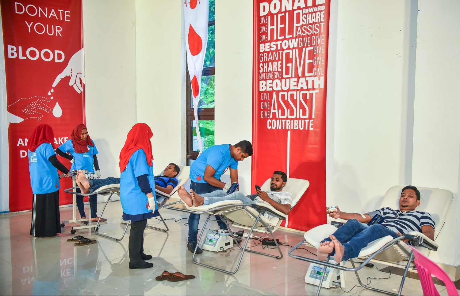 މާލެ: 30 ޖޫން 2018، ބައިނަލްއަގުވާމީ ލޭ ހަދިޔާކުރުމުގެ ދުވަސް ފާހަގަކުރުމުގެ ގޮތުން އެލިއާ އިންވެސްޓްމަންޓާއި މޯލްޑިވްސް ބްލަޑް ސާވިސް (އެމްބީއެސް) ގުޅިގެން އާޓް ގެލަރީގައި ބޭއްވި ލޭ ހަދިޔާ ކުރުމުގެ ކޭމްޕްގައި ބަައިވެރިވި މީހުންގެ ގައިން ލޭ ނަގަނީ --. ފޮޓޯ:ނިޝާން އަލީ/ މިހާރު