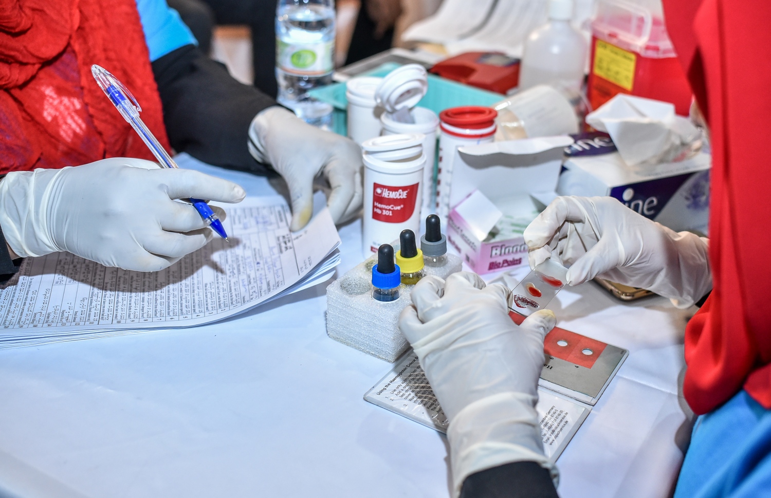 މާލެ: 30 ޖޫން 2018، ބައިނަލްއަގުވާމީ ލޭ ހަދިޔާކުރުމުގެ ދުވަސް ފާހަގަކުރުމުގެ ގޮތުން އެލިއާ އިންވެސްޓްމަންޓާއި މޯލްޑިވްސް ބްލަޑް ސާވިސް (އެމްބީއެސް) ގުޅިގެން އާޓް ގެލަރީގައި ބޭއްވި ލޭ ހަދިޔާ ކުރުމުގެ ކޭމްޕްގައި މީހެއްގެ ލޭ ޓެސްޓް ކުރަނީ --. ފޮޓޯ:ނިޝާން އަލީ/ މިހާރު