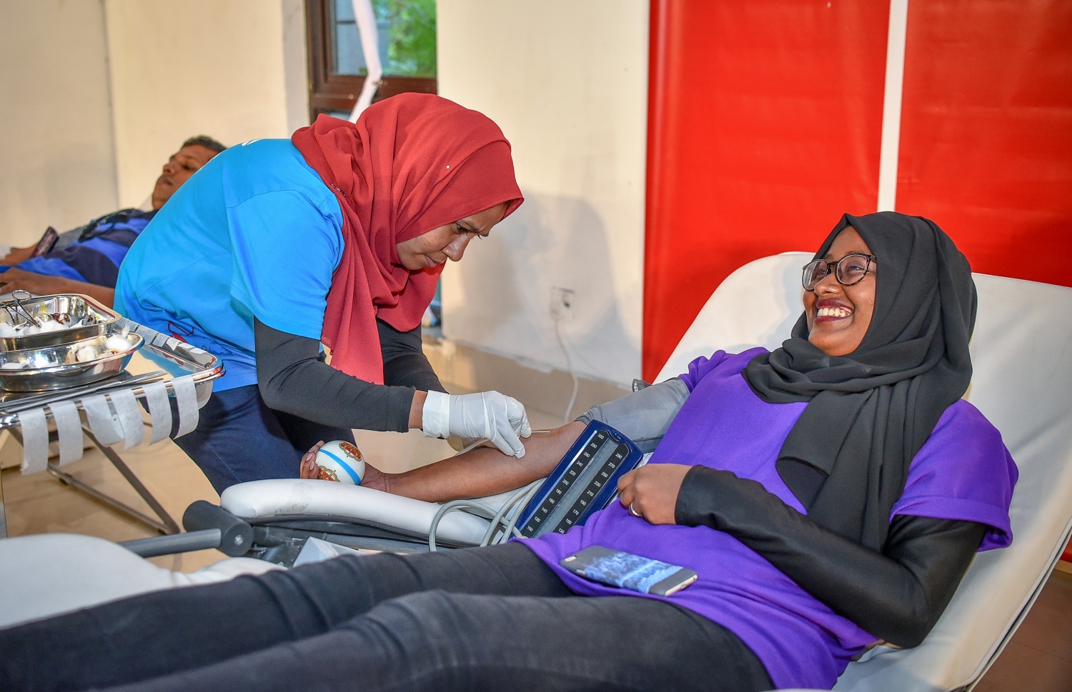 މާލެ: 30 ޖޫން 2018، ބައިނަލްއަގުވާމީ ލޭ ހަދިޔާކުރުމުގެ ދުވަސް ފާހަގަކުރުމުގެ ގޮތުން އެލިއާ އިންވެސްޓްމަންޓާއި މޯލްޑިވްސް ބްލަޑް ސާވިސް (އެމްބީއެސް) ގުޅިގެން އާޓް ގެލަރީގައި ބޭއްވި ލޭ ހަދިޔާ ކުރުމުގެ ކޭމްޕްގައި ބަައިވެރިވި މީހެއްގެ ގައިން ލޭ ނަގަނީ --. ފޮޓޯ:ނިޝާން އަލީ/ މިހާރު