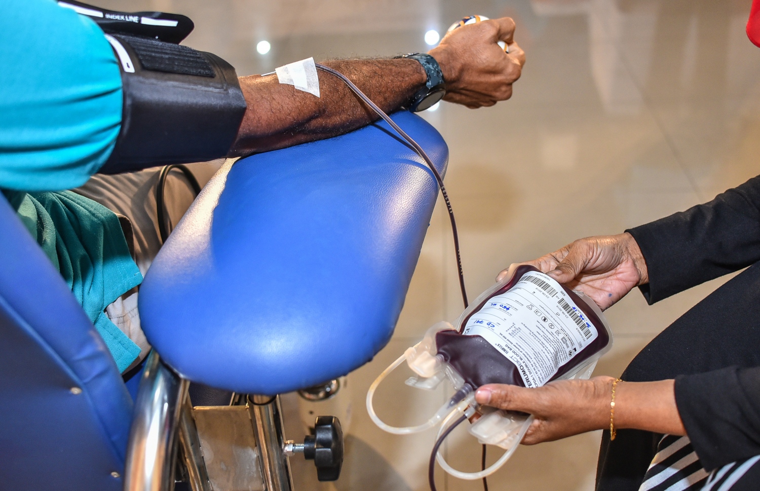 އެލިއާ އާއި އެމްބީއެސް ގުޅިގެން ބޭއްވި ލޭ ހަދިޔާ ކުރުމުގެ ކޭމްޕްގައި މީހެއްގެ ގައިން ލޭ ނަގަނީ.-- ފޮޓޯ: ނިޝާން އަލީ/މިހާރު