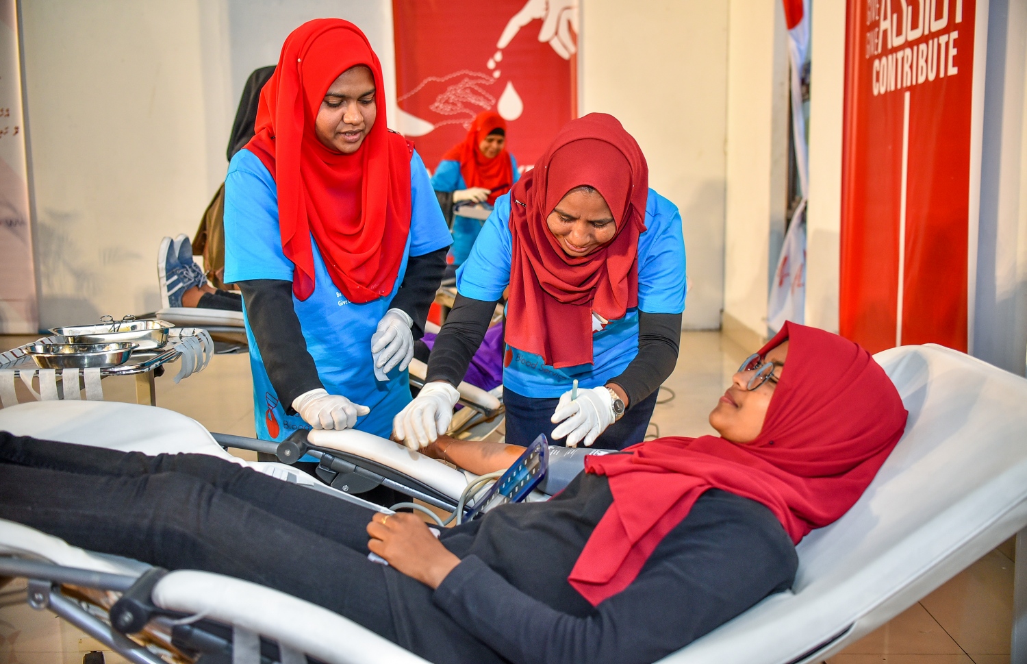 އެލިއާ އާއި އެމްބީއެސް ގުޅިގެން މިއަދު ބޭއްވި ލޭ ހަދިޔާ ކުރުމުގެ ކޭމްޕްގައި މީހަކު ލޭ ހަދިޔާ ކުރަނީ.-- ފޮޓޯ: ނިޝާން އަލީ/މިހާރު