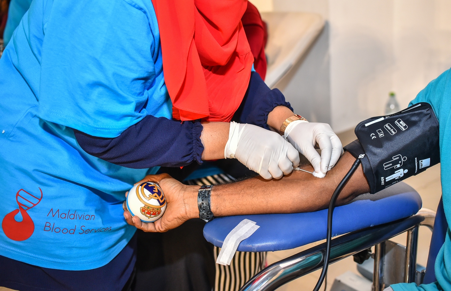 މާލެ: 30 ޖޫން 2018، ބައިނަލްއަގުވާމީ ލޭ ހަދިޔާކުރުމުގެ ދުވަސް ފާހަގަކުރުމުގެ ގޮތުން އެލިއާ އިންވެސްޓްމަންޓާއި މޯލްޑިވްސް ބްލަޑް ސާވިސް (އެމްބީއެސް) ގުޅިގެން އާޓް ގެލަރީގައި ބޭއްވި ލޭ ހަދިޔާ ކުރުމުގެ ކޭމްޕްގައި ބަައިވެރިވި މީހަކު ލޭ ހަދިޔާ ކުރަނީ --. ފޮޓޯ:ނިޝާން އަލީ/ މިހާރު