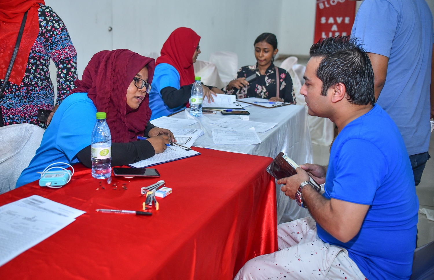 މާލެ: 30 ޖޫން 2018، ބައިނަލްއަގުވާމީ ލޭ ހަދިޔާކުރުމުގެ ދުވަސް ފާހަގަކުރުމުގެ ގޮތުން އެލިއާ އިންވެސްޓްމަންޓާއި މޯލްޑިވްސް ބްލަޑް ސާވިސް (އެމްބީއެސް) ގުޅިގެން އާޓް ގެލަރީގައި ބޭއްވި ލޭ ހަދިޔާ ކުރުމުގެ ކޭމްޕްގެ ތެރެއިން --. ފޮޓޯ:ނިޝާން އަލީ/ މިހާރު