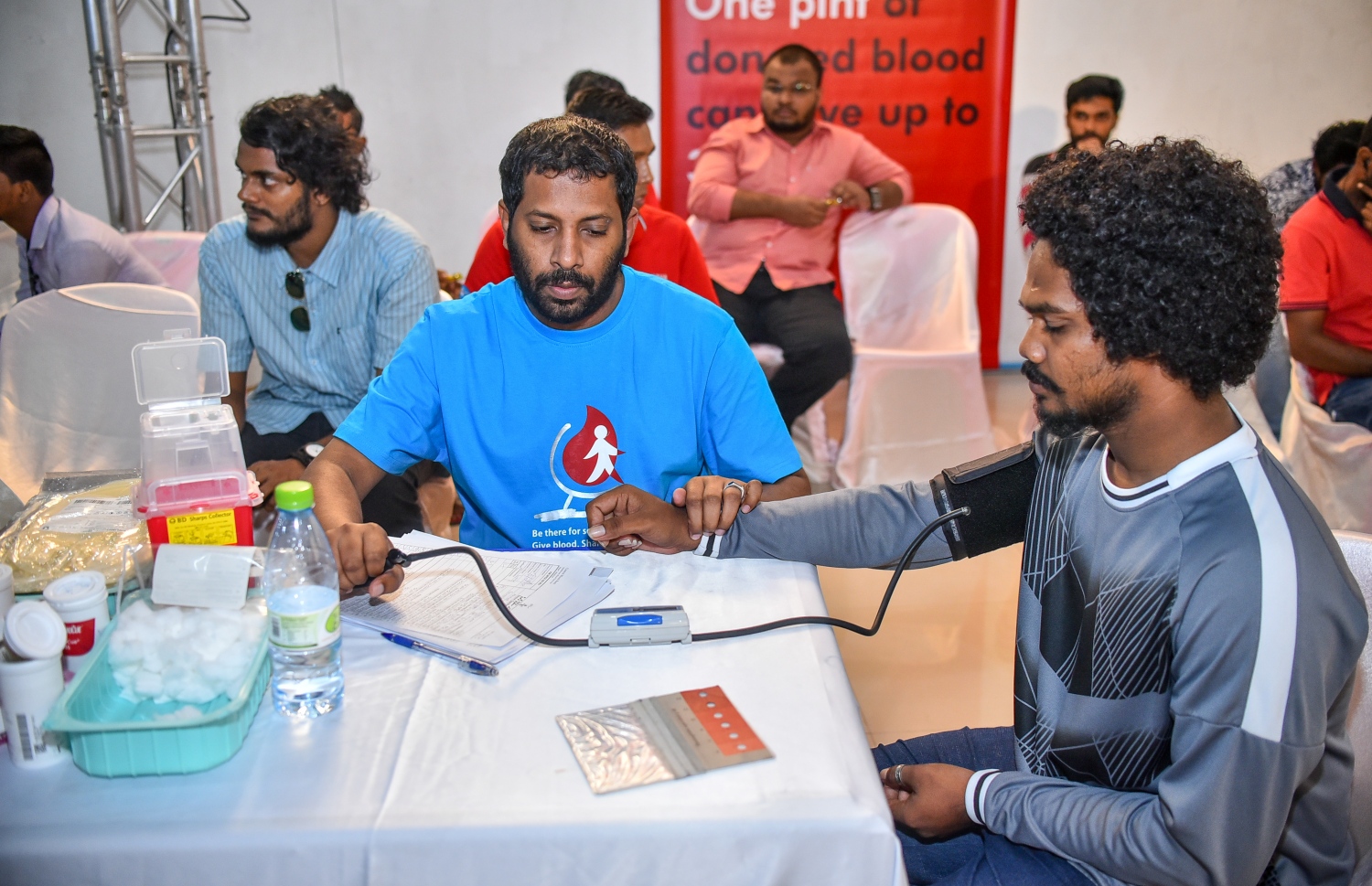 މާލެ: 30 ޖޫން 2018، ބައިނަލްއަގުވާމީ ލޭ ހަދިޔާކުރުމުގެ ދުވަސް ފާހަގަކުރުމުގެ ގޮތުން އެލިއާ އިންވެސްޓްމަންޓާއި މޯލްޑިވްސް ބްލަޑް ސާވިސް (އެމްބީއެސް) ގުޅިގެން އާޓް ގެލަރީގައި ބޭއްވި ލޭ ހަދިޔާ ކުރުމުގެ ކޭމްޕްގައި ޑރ އުމަރު (މ)--. ފޮޓޯ:ނިޝާން އަލީ/ މިހާރު