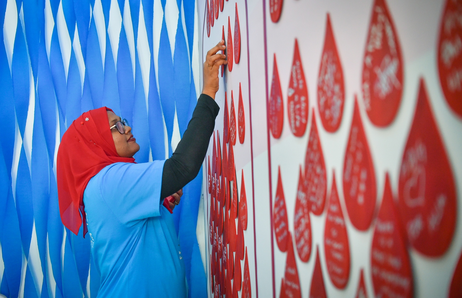 މާލެ: 30 ޖޫން 2018، ބައިނަލްއަގުވާމީ ލޭ ހަދިޔާކުރުމުގެ ދުވަސް ފާހަގަކުރުމުގެ ގޮތުން އެލިއާ އިންވެސްޓްމަންޓާއި މޯލްޑިވްސް ބްލަޑް ސާވިސް (އެމްބީއެސް) ގުޅިގެން އާޓް ގެލަރީގައި ބޭއްވި ލޭ ހަދިޔާ ކުރުމުގެ ކޭމްޕް--. ފޮޓޯ:ނިޝާން އަލީ/ މިހާރު