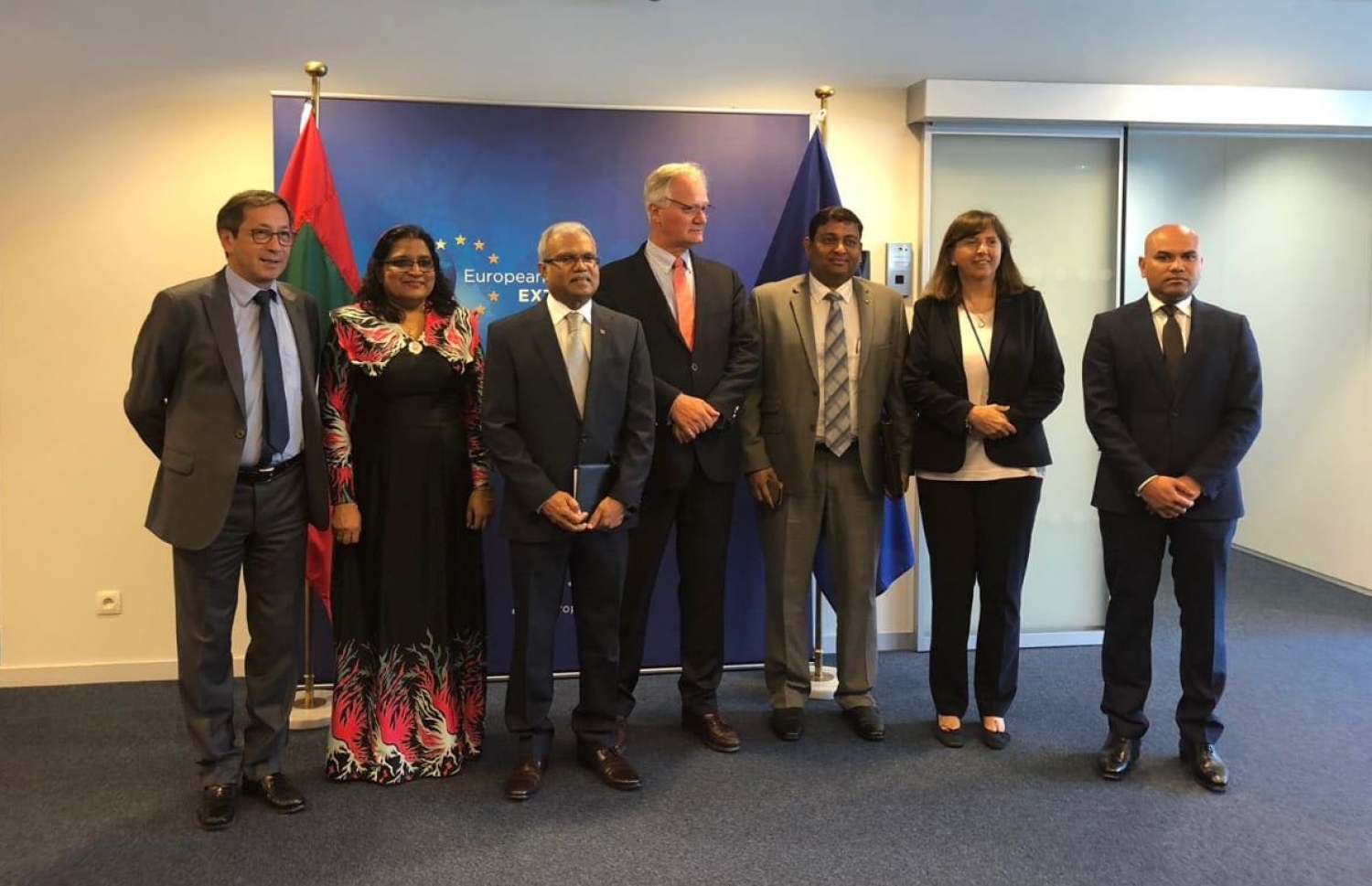 އީޔޫއާ އެކު މަތީ ފެންވަރުގެ މަޝްވަރާ ކުރުމަށް މިދިޔަ ހަފުތާގައި ބެލްޖިއަމަށް ވަޑައިގެންނެވި ދިވެހި ސަރުކާރުގެ ވަފުދުގެ ބޭފުޅުން، އެ ޖަމާއަތުގެ އިސް ބައެއް ބޭފުޅުންނާ އެކު ފޮޓޯއެއް ނަންގަވަނީ.---ފޮޓޯ: ފޮރިން މިނިސްޓްރީ