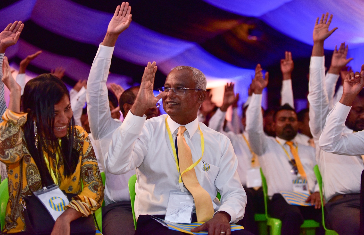 އެމްޑީޕީގެ ކޮންގްރެސްގައި އިބޫ ވޯޓު ދެއްވަނީ: ރައީސް ޔާމީނާ ވާދަކުރަން އިދިކޮޅުން ނެރެން ހަމަޖައްސާފައި ވަނީ ވެސް އޭނާ. --ފޮޓޯ: އަހްމަދު ނިޝާތު/މިހާރު