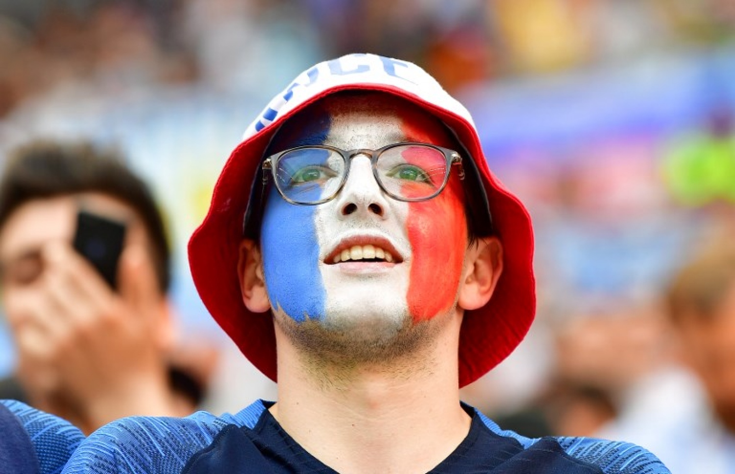 ކަޒާން: ޖޫން 30، 2018: ވޯލްޑް ކަޕް ފުޓްބޯޅަ މުބާރާތުގައި އާޖެންޓީނާ އާ ފްރާންސް ކުޅުނު މެޗުގައި ފްރާންސްގެ ސަޕޯޓަރެއް: ކިލިއަން އެމްބާޕޭގެ ދެ ގޯލާ އެކު 4-3 އިން އާޖެންޓީނާ ބަލިކޮށް ވޯލްޑް ކަޕްގެ ކުއާޓާ ފައިނަލުގެ ފުރަތަމަ ޖާގަ ފްރާންސް ވަނީ ހޯދައިފައި.-- ފޮޓޯ: އޭއެފްޕީ