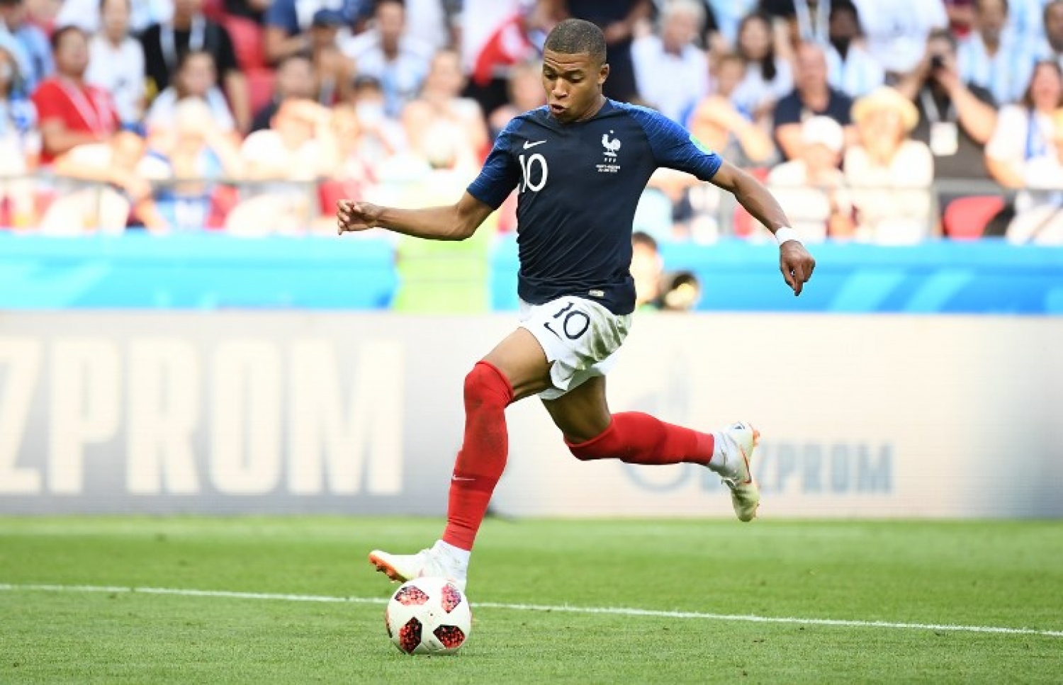 ކަޒާން: ޖޫން 30، 2018: ވޯލްޑް ކަޕް ފުޓްބޯޅަ މުބާރާތުގައި އާޖެންޓީނާ އާ ފްރާންސް ކުޅުނު މެޗުގެ ތެރެއިން: ކިލިއަން އެމްބާޕޭގެ ދެ ގޯލާ އެކު 4-3 އިން އާޖެންޓީނާ ބަލިކޮށް ވޯލްޑް ކަޕްގެ ކުއާޓާ ފައިނަލުގެ ފުރަތަމަ ޖާގަ ފްރާންސް ވަނީ ހޯދައިފައި.-- ފޮޓޯ: އޭއެފްޕީ