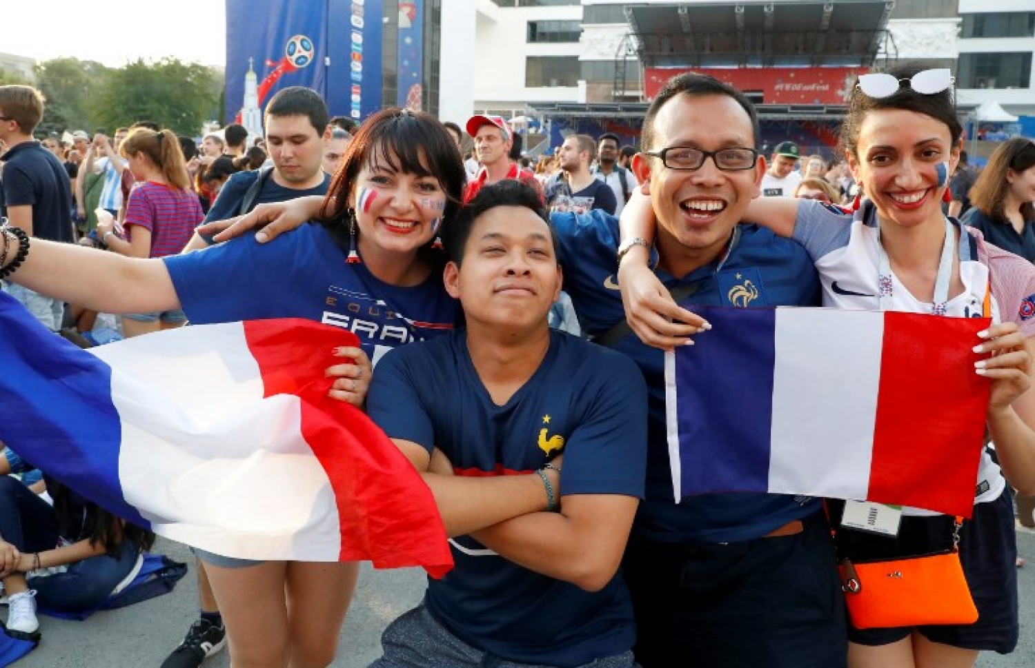 ކަޒާން: ޖޫން 30، 2018: ވޯލްޑް ކަޕް ފުޓްބޯޅަ މުބާރާތުގައި އާޖެންޓީނާ އާ ފްރާންސް ކުޅުނު މެޗުގައި ސަޕޯޓަރުންތަކެއް: ކިލިއަން އެމްބާޕޭގެ ދެ ގޯލާ އެކު 4-3 އިން އާޖެންޓީނާ ބަލިކޮށް ވޯލްޑް ކަޕްގެ ކުއާޓާ ފައިނަލުގެ ފުރަތަމަ ޖާގަ ފްރާންސް ވަނީ ހޯދައިފައި.-- ފޮޓޯ: އޭއެފްޕީ