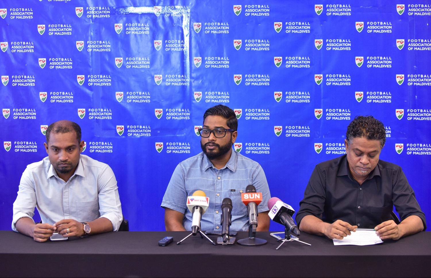 އެފްއޭއެމްގެ ނޫސްވެރިންގެ ބައްދަލުވުމެއްގެ ތެރެއިން ޓެކްނިކަލް ޑިރެކްޓަރު ސާންތީ (ކ)، އެފްއޭއެމްގެ ރައީސް ބައްސާމް (މ) އަދި ޖެނެރަލް ސެކްރެޓަރީ ޖަވާ.-- ފޮޓޯ: ނިޝާން އަލީ/ މިހާރު