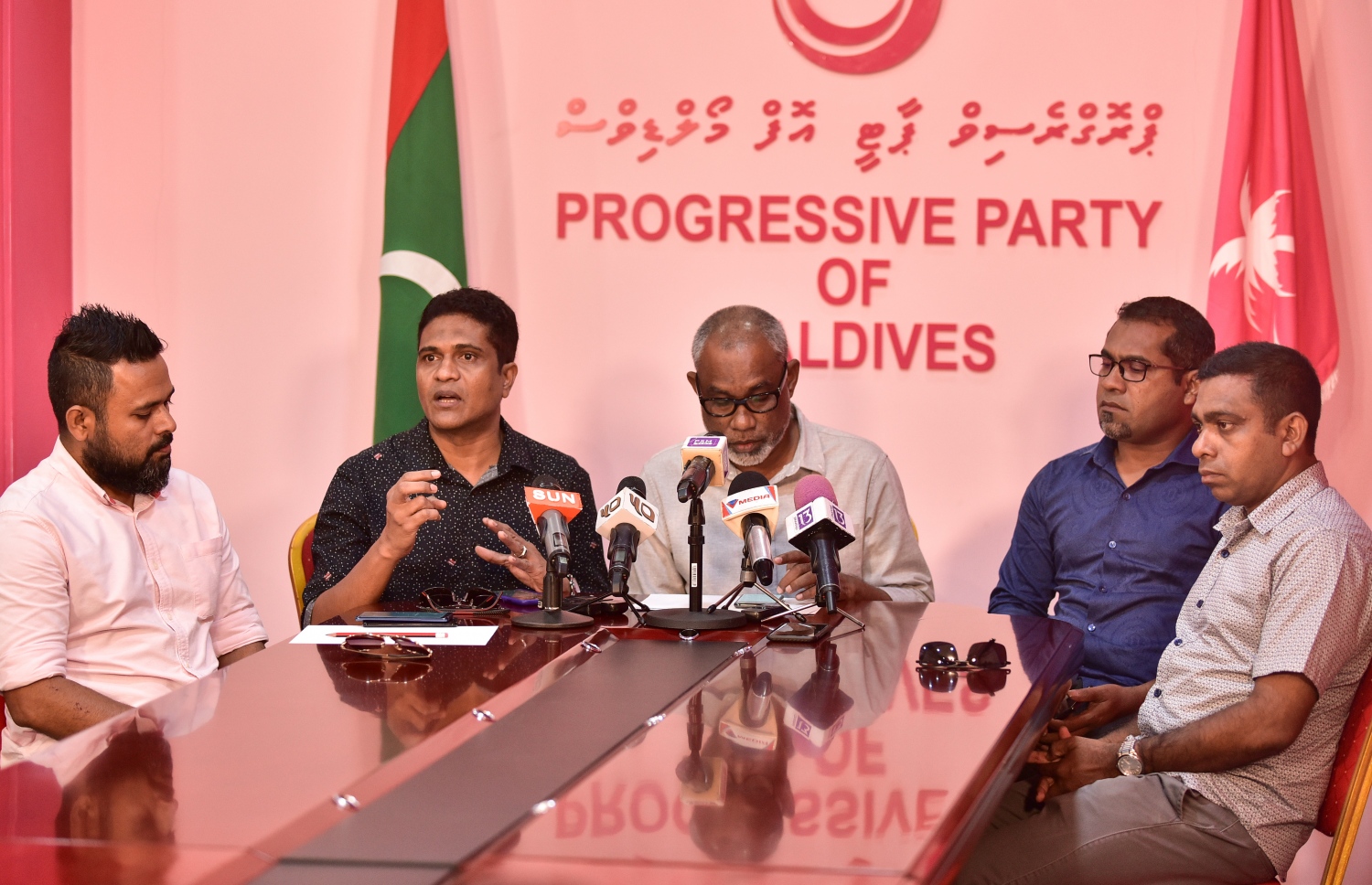 މިއަދު ޕީޕީއެމުން ބޭއްވި ނޫސްވެރިންގެ ބައްދަލުވުމުގައި ޕާލިމަންޓްރީ ގްރޫޕުގެ ލީޑަރު ނިހާން ވާހަކަ ދައްކަވަނީ-- މިހާރު ފޮޓޯ: މުހައްމަދު ނިޝާތު