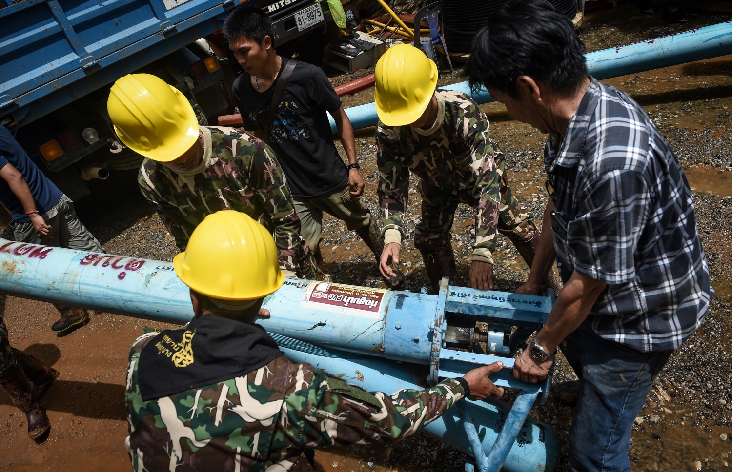 ތަމް ލުއާން ކޯރުން ފެން ހިއްކުމުން ތައިލެންޑް ސިފައިން ޕަމްޕް ހަރު ކުރަނީ. --ފޮޓޯ:އޭއެފްޕީ