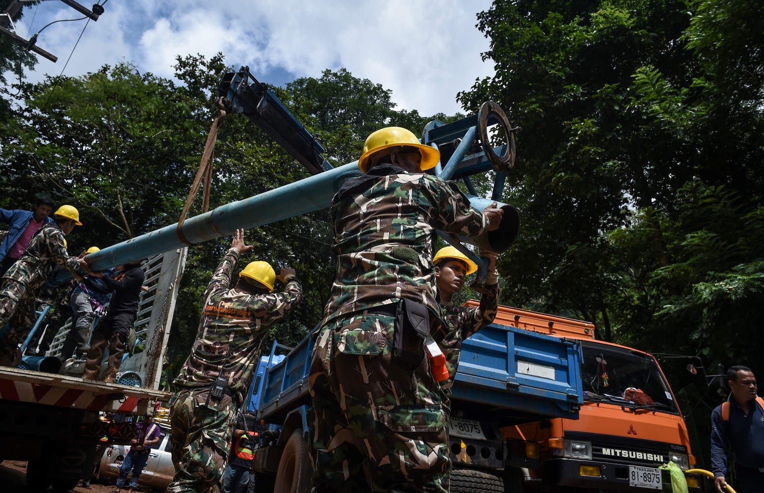ތަމް ލުއާން ކޯރުން ފެން ހިއްކުމުން ތައިލެންޑް ސިފައިން ޕަމްޕް ހަރު ކުރަނީ. --ފޮޓޯ:އޭއެފްޕީ