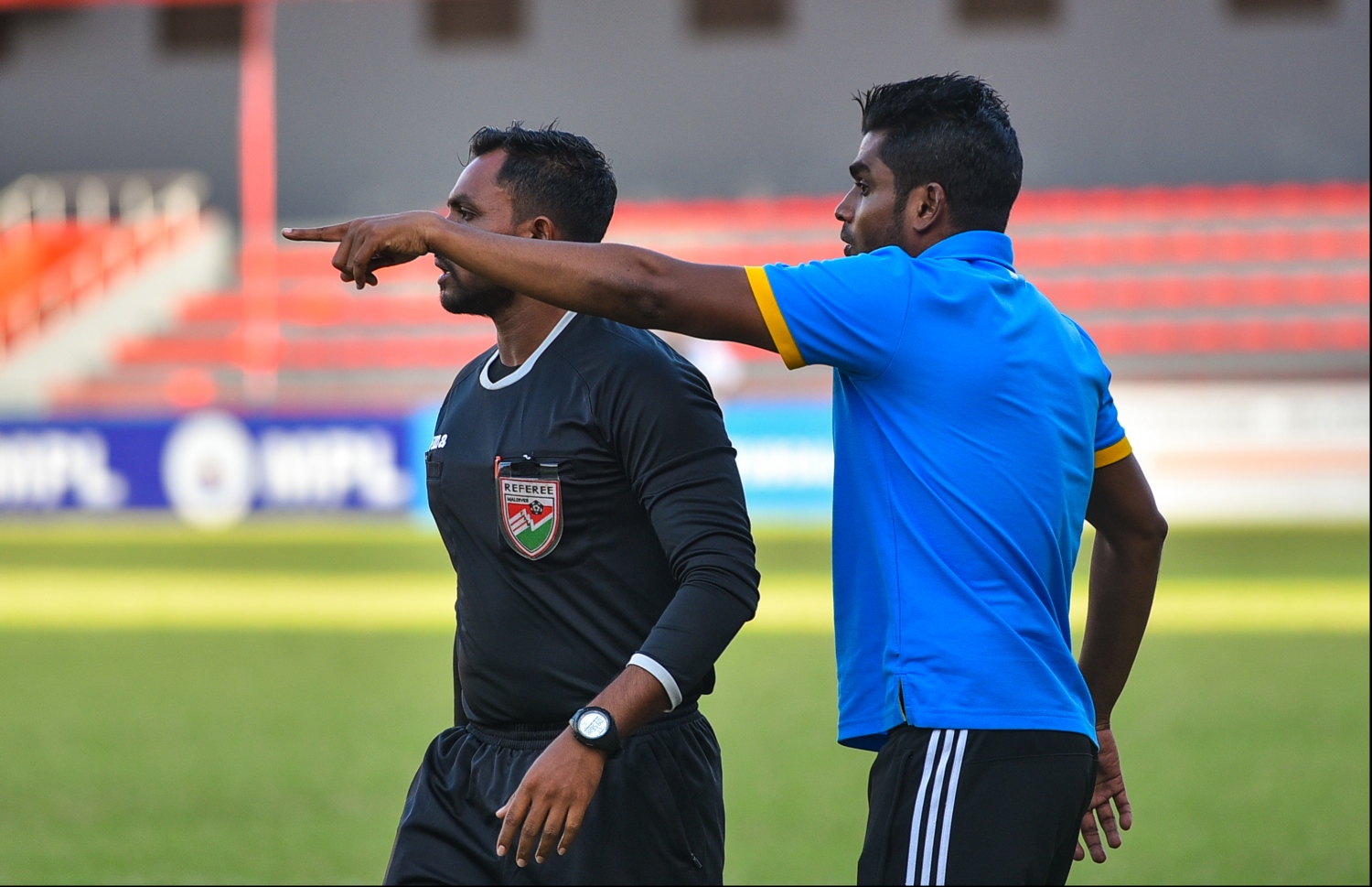 އިއްޔެގެ މެޗުގެ ތެރެއިން ސޮބާ (ކ) އެ ޓީމުގެ ކުޅުންތެރިންނަށް ބުނެދެނީ.-- ފޮޓޯ: ހުސެއިން ވަހީދު/ މިހާރު