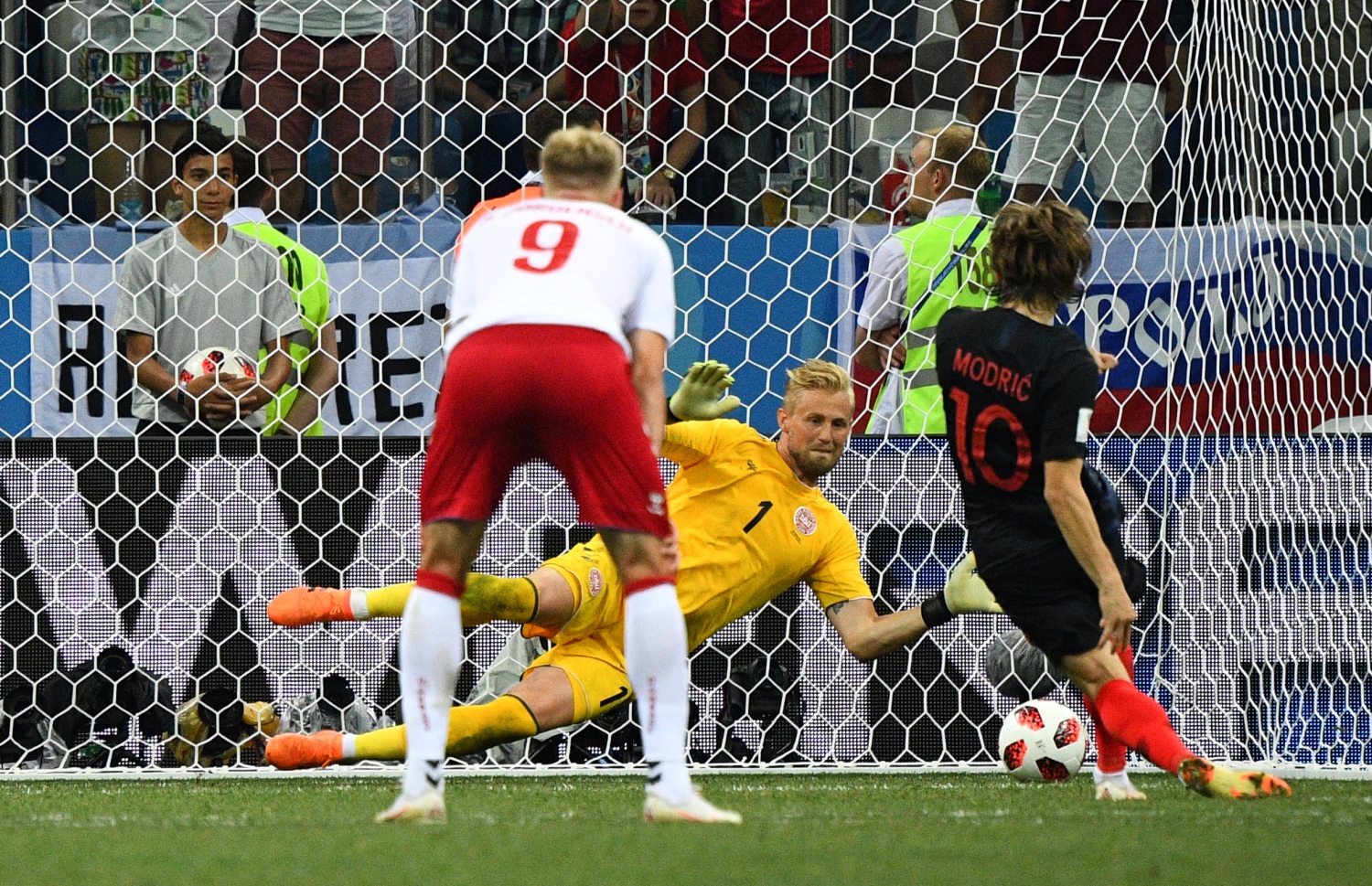 މިރޭގެ މެޗުގައި މޮޑްރިޗް ފޮނުވާލި ޕެނަލްޓީ ކެސްޕާ ޝްމައިކަލް މަތަކުރަނީ.-- ފޮޓޯ: އޭއެފްޕީ