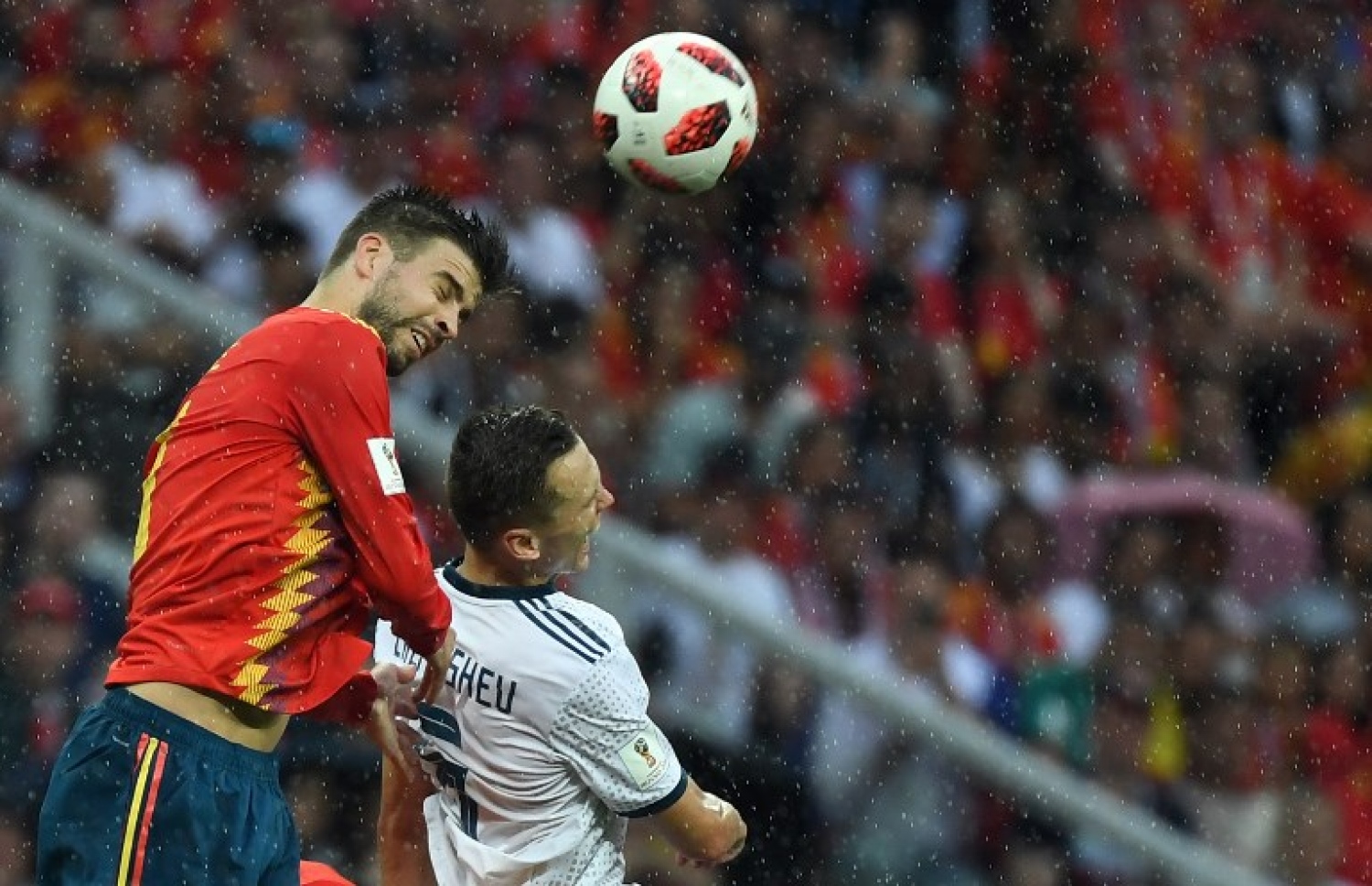 މޮސްކޯ: ޖުލައި 1، 2018: ވޯލްޑް ކަޕް ފުޓްބޯޅަ މުބާރާތުގައި ސްޕެއިން އާ ރަޝިއާ ކުޅުނު މެޗުގެ ތެރެއިން: ޕެނަލްޓީ ޖަހައިގެން 4-3 އިން 2010 ވަނަ އަހަރުގެ ޗެމްޕިއަން ސްޕެއިން ބަލިކޮށް ދުނިޔެ ހައިރާންކޮށްލުމަށް ފަހު ރަޝިއާ މުބާރާތުގެ ކުއާޓާ ފައިނަލުން ވަނީ ފުރުސަތު ހޯދައިފައި.-- ފޮޓޯ: އޭއެފްޕީ