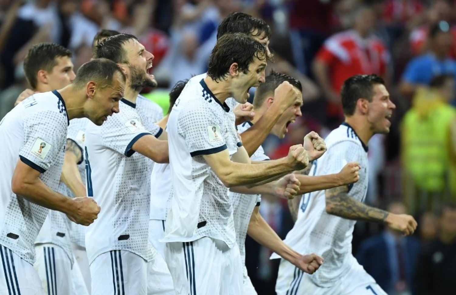 މޮސްކޯ: ޖުލައި 1، 2018: ވޯލްޑް ކަޕް ފުޓްބޯޅަ މުބާރާތުގައި ސްޕެއިން އާ ރަޝިއާ ކުޅުނު މެޗުގައި ސްޕެއިން ކޮޅަށް ގޯލް ޖެހުމަށްފަހު ރަޝިއާގެ ކުޅުންތެރިން އުފާފާޅުކުރަނީ: ޕެނަލްޓީ ޖަހައިގެން 4-3 އިން 2010 ވަނަ އަހަރުގެ ޗެމްޕިއަން ސްޕެއިން ބަލިކޮށް ދުނިޔެ ހައިރާންކޮށްލުމަށް ފަހު ރަޝިއާ މުބާރާތުގެ ކުއާޓާ ފައިނަލުން ވަނީ ފުރުސަތު ހޯދައިފައި.-- ފޮޓޯ: އޭއެފްޕީ