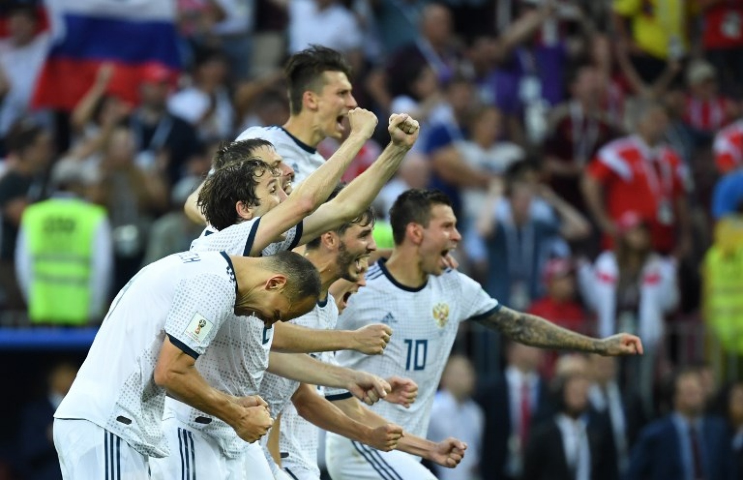 މޮސްކޯ: ޖުލައި 1، 2018: ވޯލްޑް ކަޕް ފުޓްބޯޅަ މުބާރާތުގައި ސްޕެއިން އާ ރަޝިއާ ކުޅުނު މެޗުގައި ސްޕެއިން ކޮޅަށް ގޯލް ޖެހުމަށްފަހު ރަޝިއާގެ ކުޅުންތެރިން އުފާފާޅުކުރަނީ: ޕެނަލްޓީ ޖަހައިގެން 4-3 އިން 2010 ވަނަ އަހަރުގެ ޗެމްޕިއަން ސްޕެއިން ބަލިކޮށް ދުނިޔެ ހައިރާންކޮށްލުމަށް ފަހު ރަޝިއާ މުބާރާތުގެ ކުއާޓާ ފައިނަލުން ވަނީ ފުރުސަތު ހޯދައިފައި.-- ފޮޓޯ: އޭއެފްޕީ