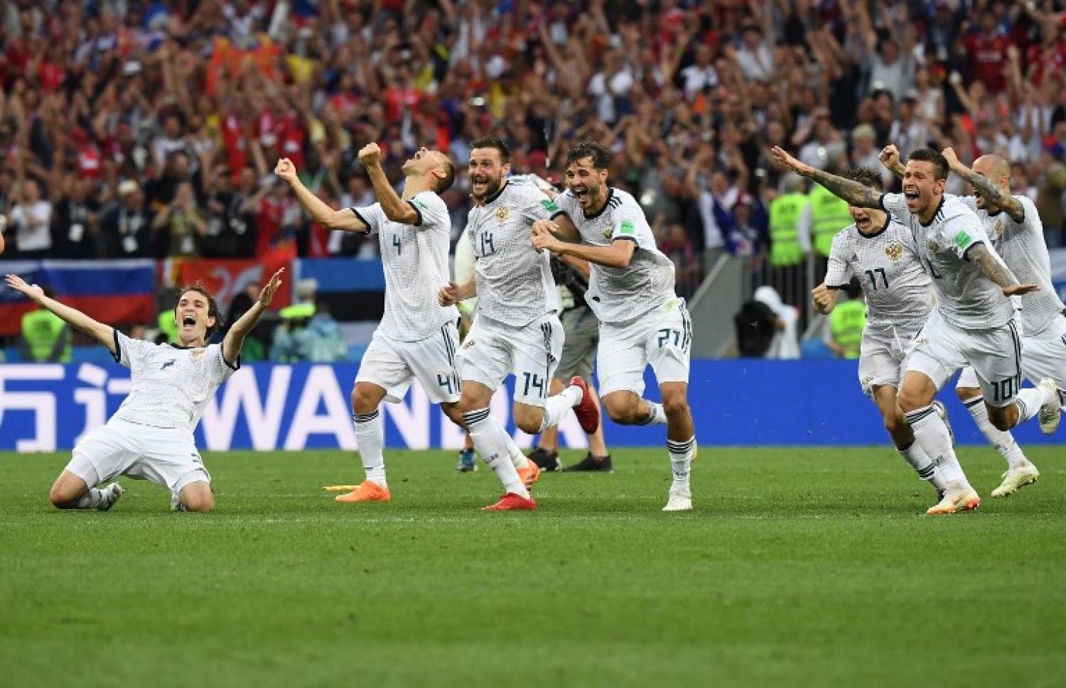 މޮސްކޯ: ޖުލައި 1، 2018: ވޯލްޑް ކަޕް ފުޓްބޯޅަ މުބާރާތުގައި ސްޕެއިން އާ ރަޝިއާ ކުޅުނު މެޗުގައި ސްޕެއިން ކޮޅަށް ގޯލް ޖެހުމަށްފަހު ރަޝިއާގެ ކުޅުންތެރިން އުފާފާޅުކުރަނީ: ޕެނަލްޓީ ޖަހައިގެން 4-3 އިން 2010 ވަނަ އަހަރުގެ ޗެމްޕިއަން ސްޕެއިން ބަލިކޮށް ދުނިޔެ ހައިރާންކޮށްލުމަށް ފަހު ރަޝިއާ މުބާރާތުގެ ކުއާޓާ ފައިނަލުން ވަނީ ފުރުސަތު ހޯދައިފައި.-- ފޮޓޯ: އޭއެފްޕީ