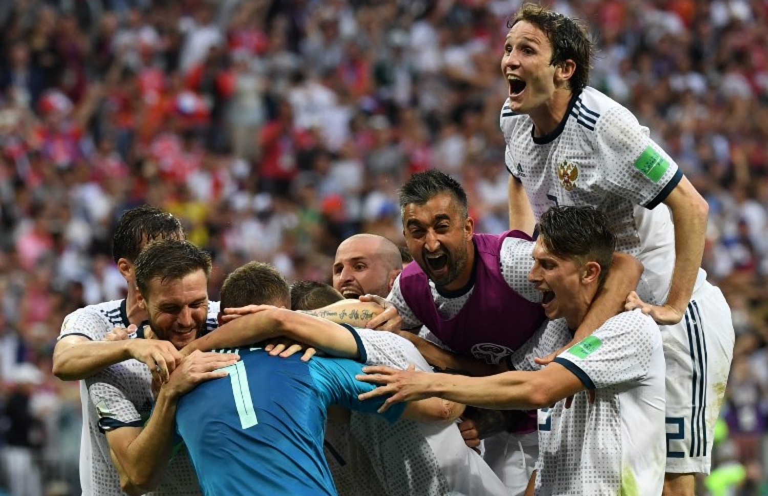 މޮސްކޯ: ޖުލައި 1، 2018: ވޯލްޑް ކަޕް ފުޓްބޯޅަ މުބާރާތުގައި ސްޕެއިން އާ ރަޝިއާ ކުޅުނު މެޗުގެ ތެރެއިން: ޕެނަލްޓީ ޖަހައިގެން 4-3 އިން 2010 ވަނަ އަހަރުގެ ޗެމްޕިއަން ސްޕެއިން ބަލިކޮށް ދުނިޔެ ހައިރާންކޮށްލުމަށް ފަހު ރަޝިއާ މުބާރާތުގެ ކުއާޓާ ފައިނަލުން ވަނީ ފުރުސަތު ހޯދައިފައި.-- ފޮޓޯ: އޭއެފްޕީ