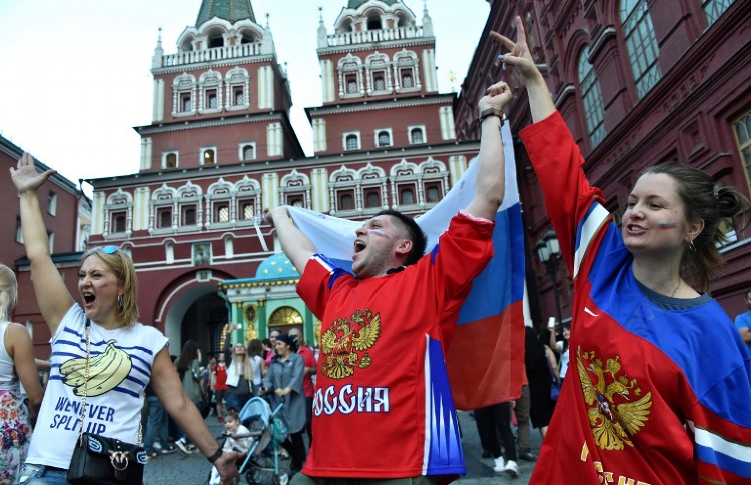 މޮސްކޯ: ޖުލައި 1، 2018: ވޯލްޑް ކަޕް ފުޓްބޯޅަ މުބާރާތުގައި ސްޕެއިން އާ ރަޝިއާ ކުޅުނު މެޗުގައި ސަޕޯޓަރުންތަކެއް: ޕެނަލްޓީ ޖަހައިގެން 4-3 އިން 2010 ވަނަ އަހަރުގެ ޗެމްޕިއަން ސްޕެއިން ބަލިކޮށް ދުނިޔެ ހައިރާންކޮށްލުމަށް ފަހު ރަޝިއާ މުބާރާތުގެ ކުއާޓާ ފައިނަލުން ވަނީ ފުރުސަތު ހޯދައިފައި.-- ފޮޓޯ: އޭއެފްޕީ