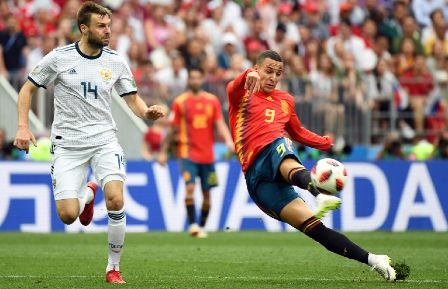 މޮސްކޯ: ޖުލައި 1، 2018: ވޯލްޑް ކަޕް ފުޓްބޯޅަ މުބާރާތުގައި ސްޕެއިން އާ ރަޝިއާ ކުޅުނު މެޗުގެ ތެރެއިން: ޕެނަލްޓީ ޖަހައިގެން 4-3 އިން 2010 ވަނަ އަހަރުގެ ޗެމްޕިއަން ސްޕެއިން ބަލިކޮށް ދުނިޔެ ހައިރާންކޮށްލުމަށް ފަހު ރަޝިއާ މުބާރާތުގެ ކުއާޓާ ފައިނަލުން ވަނީ ފުރުސަތު ހޯދައިފައި.-- ފޮޓޯ: އޭއެފްޕީ