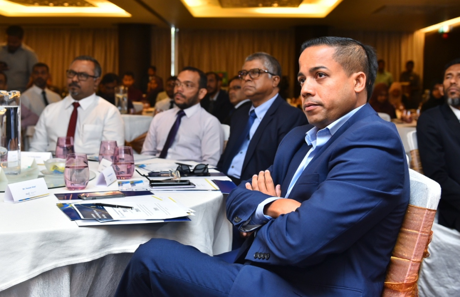 އެކައުންޓެންޓް ފޯރަމްގެ ސްޕީކަރުންގެ ތެރޭގައި ހިމެނޭ ލަކްސް ރިސޯޓުގެ ޑިރެކްޓަރު އަދި އެޗްއާރު އެސޯސިއޭޝަންގެ ރައީސް ހުސައިން އަފީފް (ކ) އަދި ޕެންޝަން އޮފީހުގެ ސީއީއޯ މުހައްމަދި މަނިކު (މ).-- ފޮޓޯ: ހުސައިން ވަހީދު/މިހާރު