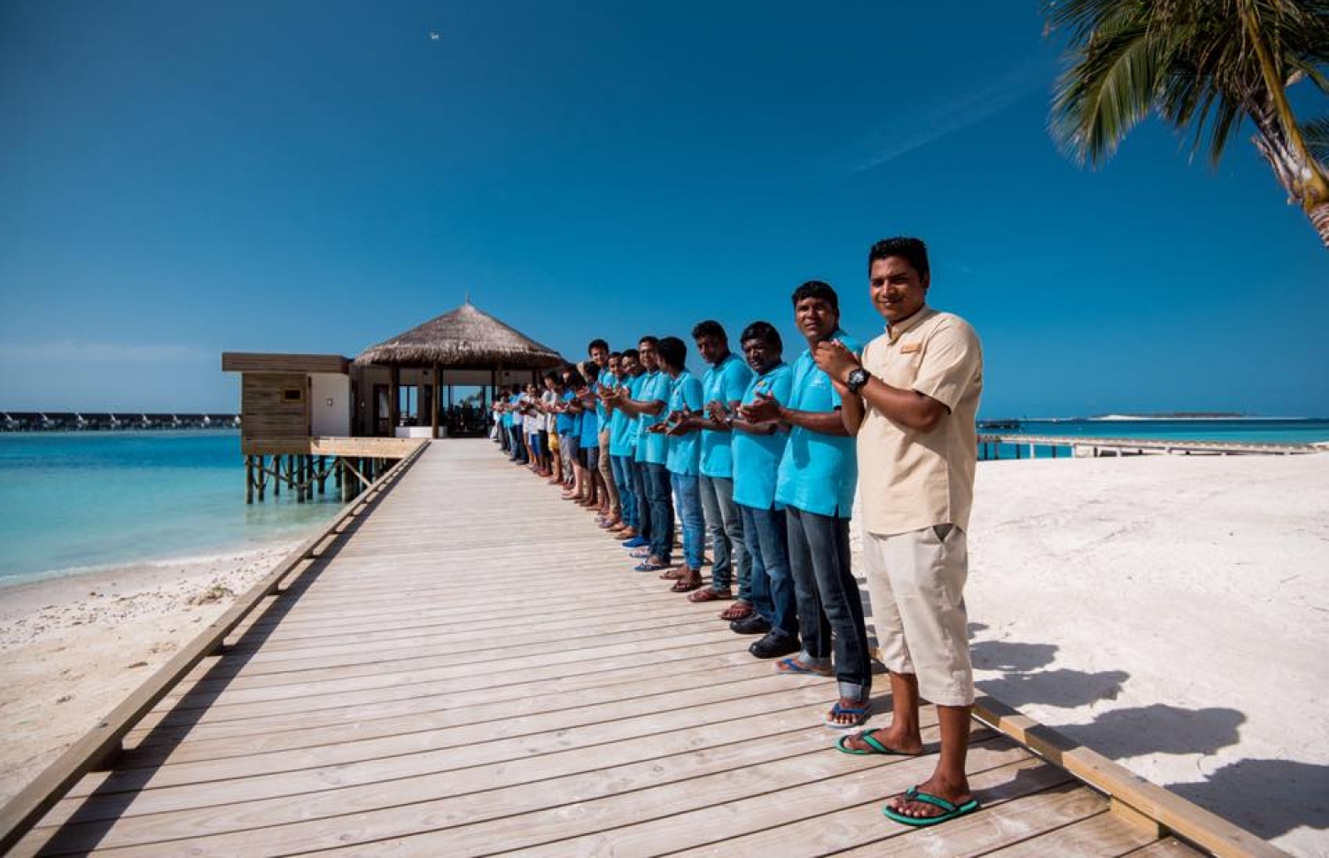 ކ. އަކިރިފުށީގައި ހެދި އޯބްލޫ ސިލެކްޓް ސަންގެލި ރިސޯޓް ހުޅުވުމަށްފަހު އިއްޔެ އައި ފުރަތަމަ ޓޫރިސްޓަށް މުވައްޒަފުން މަރުހަބާ ކިޔަން ތައްޔާރުވެގެން. ފޮޓޯ: އޯބްލޫ ސިލެކްޓް ސަންގެލި