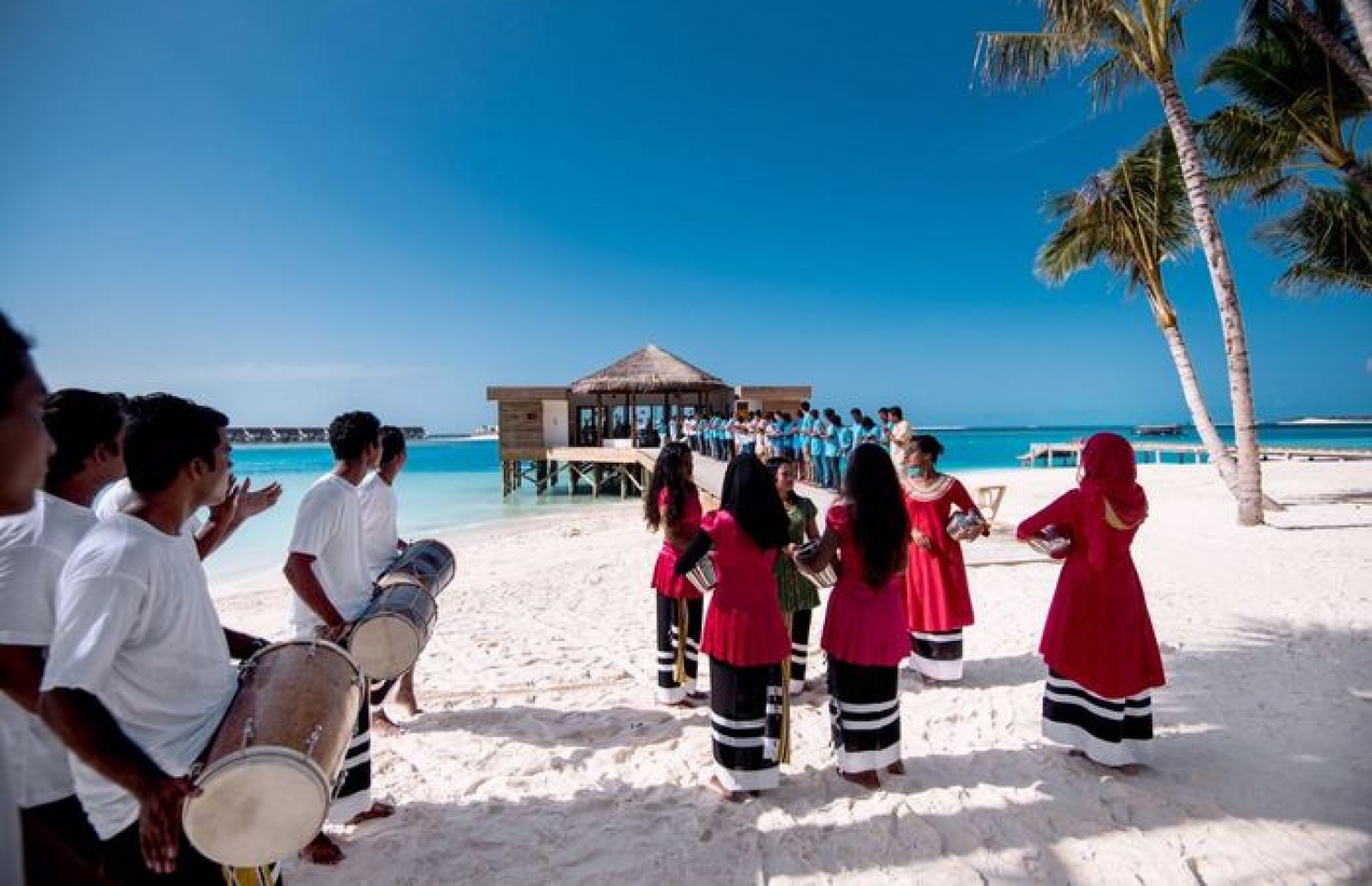 ކ. އަކިރިފުށީގައި ހެދި އޯބްލޫ ސިލެކްޓް ސަންގެލި ރިސޯޓް ހުޅުވުމަށްފަހު އިއްޔެ އައި ފުރަތަމަ ޓޫރިސްޓަށް މަރުހަބާ ކިޔަނީ. ފޮޓޯ: އޯބްލޫ ސިލެކްޓް ސަންގެލި