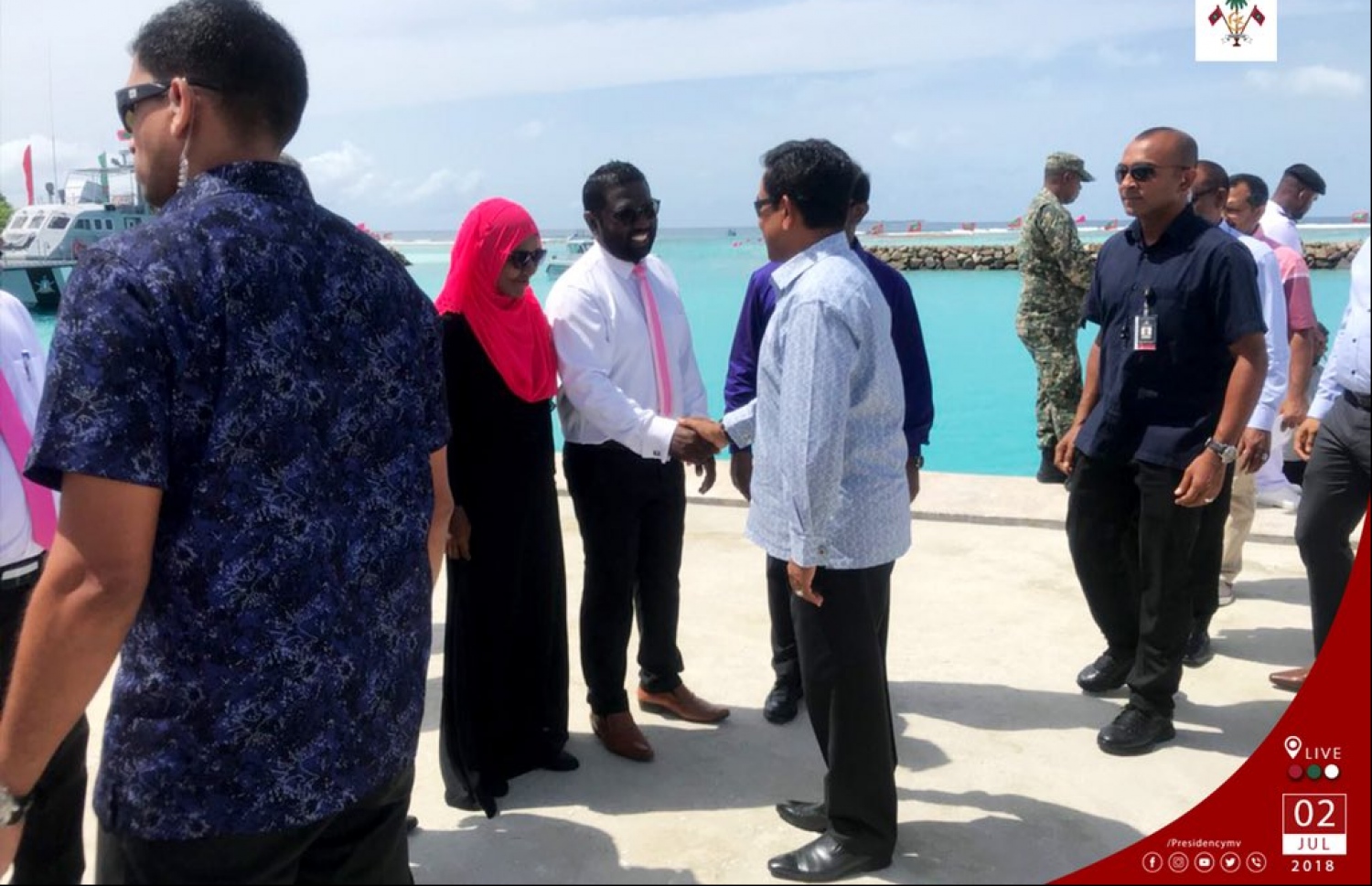 ރައީސް ޔާމީން ބިލެތްފަހީގެ ރައްޔިތުންތަކަކާ ސަލާމްކުރައްވަނީ. --ފޮޓޯ/ރައީސް އޮފީސް