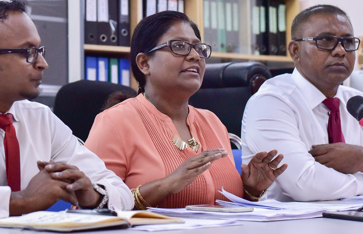 ފްލެޓްތަކުގެ ހާލަތާ ގުޅޭގޮތުން ޝިފާ މިއަދު ވާހަކަ ދައްކަވަނީ-- ފޮޓޯ: އަހުމަދު ނިޝާތު/ މިހާރު