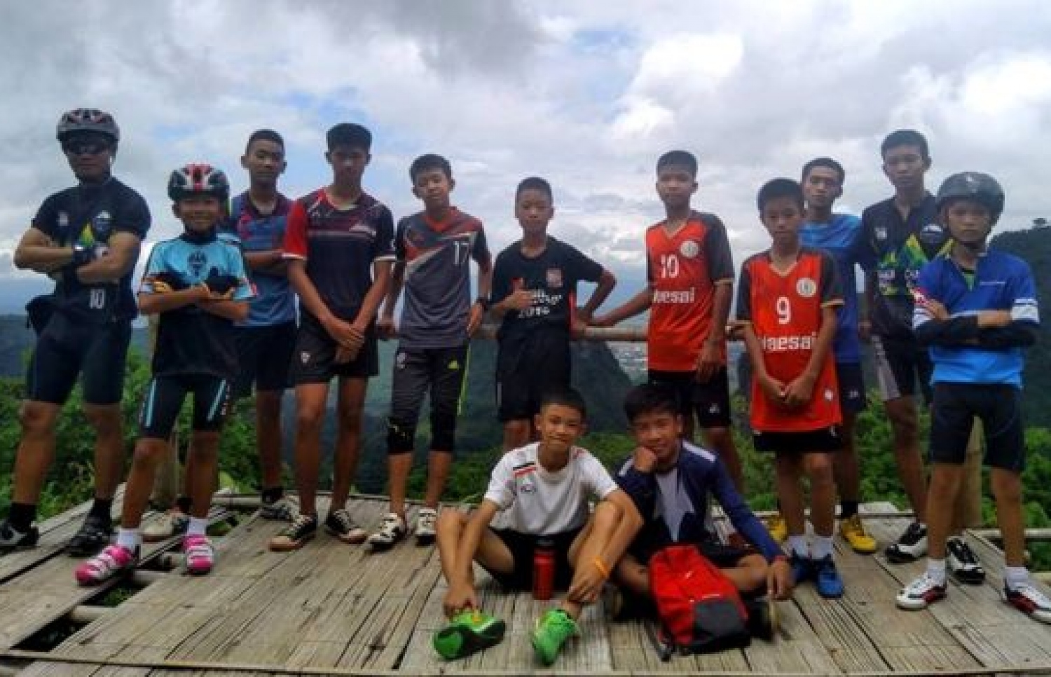 ހޮހަޅަ އަށް ގެއްލުނު ބައެއް ކުދިންނާއި އެ ކުދިންގެ ކޯޗު ފޮޓޯއަކަށް ހުއްޓިގެން.