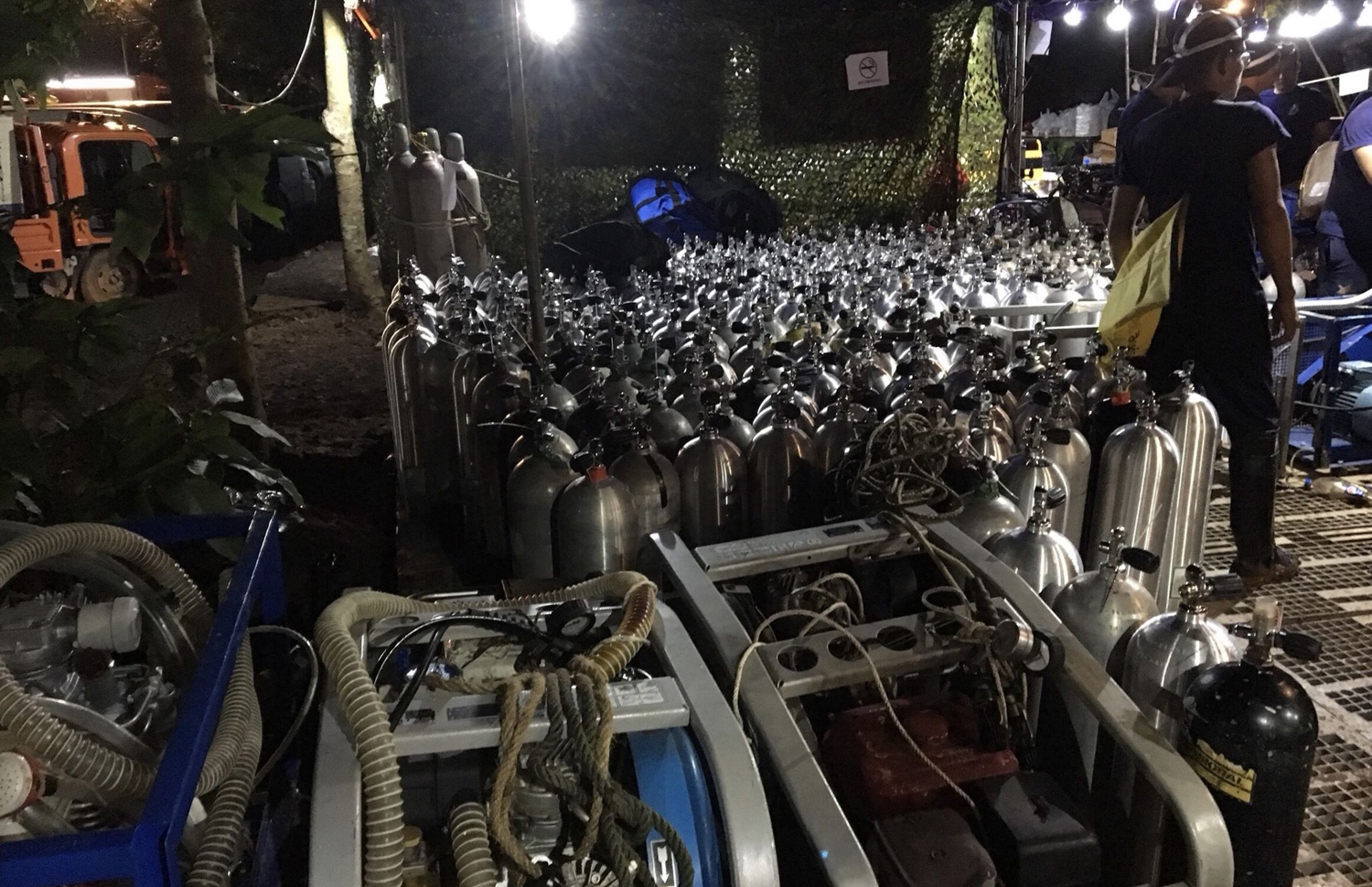 ތަމް ލުއާން ހޮހަޅައިގެ ތެރެއަށް ފީނާ ޑައިވަރުންގެ އޮކްސިޖަން ޓޭންކްތައް ތައްޔާރުކޮށްފައި. --ފޮޓޯ:އޭއެފްޕީ