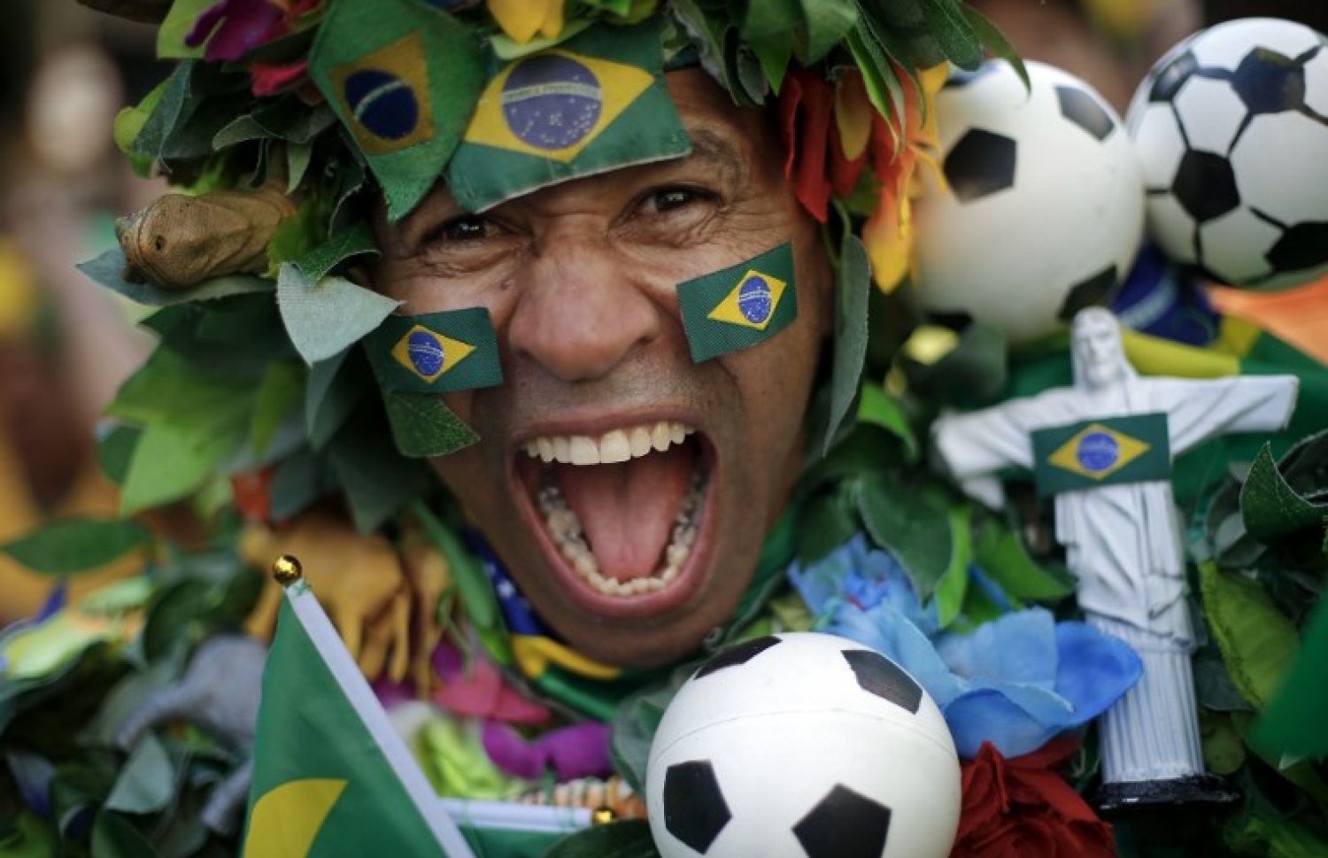 ސަމާރާ: ޖުލައި 2، 2018: ވޯލްޑް ކަޕް ފުޓްބޯޅަ މުބާރާތުގައި ބްރެޒިލް އާ މެކްސިކޯ ކުޅުނު މެޗުގައި ބްރެޒިލްގެ ސަޕޯޓަރެއް: މެކްސިކޯ އަތުން 2-0 އިން މޮޅުވެ ބްރެޒިލް މުބާރާތުގެ ކުއާޓާ ފައިނަލުން ވަނީ ޖާގަ ހޯދައިފައި.-- ފޮޓޯ: އޭއެފްޕީ