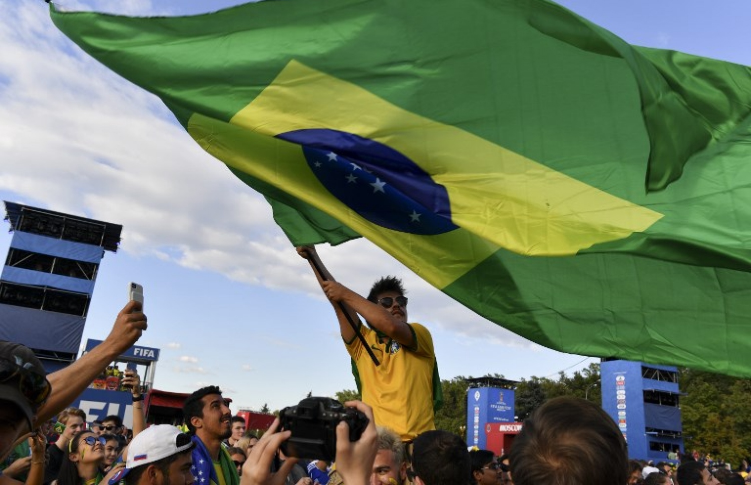 ސަމާރާ: ޖުލައި 2، 2018: ވޯލްޑް ކަޕް ފުޓްބޯޅަ މުބާރާތުގައި ބްރެޒިލް އާ މެކްސިކޯ ކުޅުނު މެޗުގައި ބްރެޒިލްގެ ސަޕޯޓަރުންތަކެއް: މެކްސިކޯ އަތުން 2-0 އިން މޮޅުވެ ބްރެޒިލް މުބާރާތުގެ ކުއާޓާ ފައިނަލުން ވަނީ ޖާގަ ހޯދައިފައި.-- ފޮޓޯ: އޭއެފްޕީ