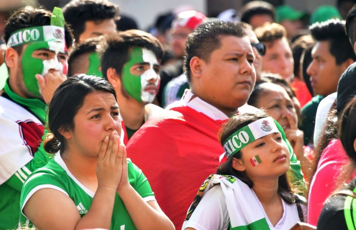 ސަމާރާ: ޖުލައި 2، 2018: ވޯލްޑް ކަޕް ފުޓްބޯޅަ މުބާރާތުގައި ބްރެޒިލް އާ މެކްސިކޯ ކުޅުނު މެޗުގައި މެކްސިކޯގެ ސަޕޯޓަރުންތަކެއް: މެކްސިކޯ އަތުން 2-0 އިން މޮޅުވެ ބްރެޒިލް މުބާރާތުގެ ކުއާޓާ ފައިނަލުން ވަނީ ޖާގަ ހޯދައިފައި.-- ފޮޓޯ: އޭއެފްޕީ