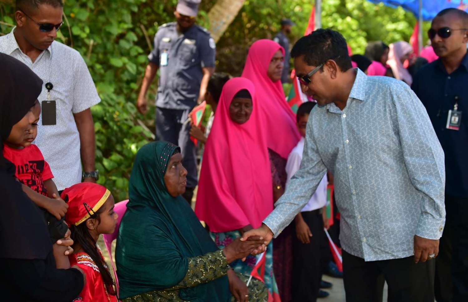 ރައީސް ޔާމީން ބިލެތްފައްސަށް ވަޑައިގެން އެ ރަށު ރައްޔިތުންނާ އިއްޔެ ސަލާމް ކުރައްވަނީ. --ފޮޓޯ: ރައީސް އޮފީސް