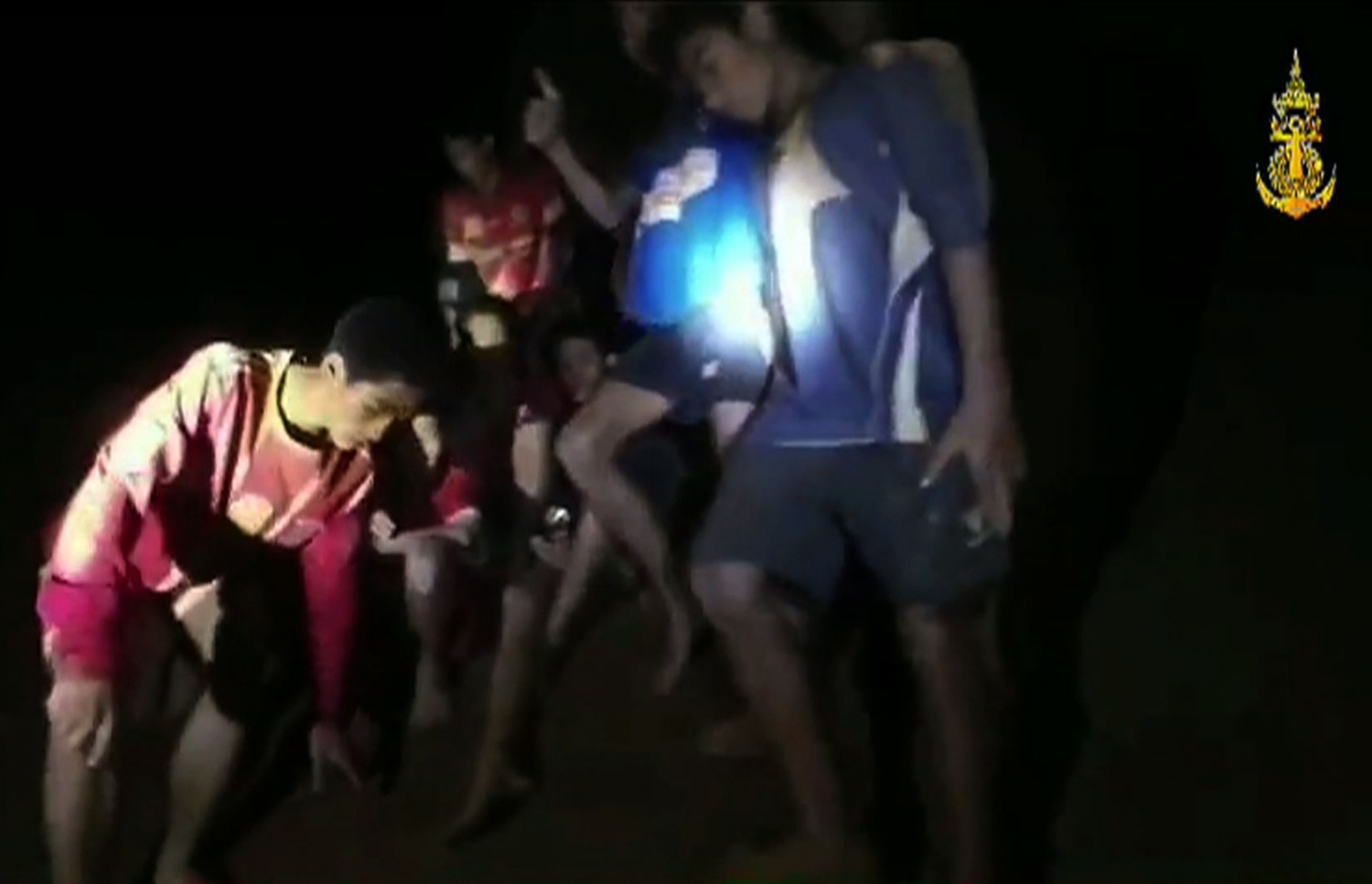 ހޮހަޅައިގެ ތެރޭގައި ހުރިހާ ކުދިން އެއް ތަނެއްގައި. --ފޮޓޯ:ތައި ރޯޔަލް ނޭވީ