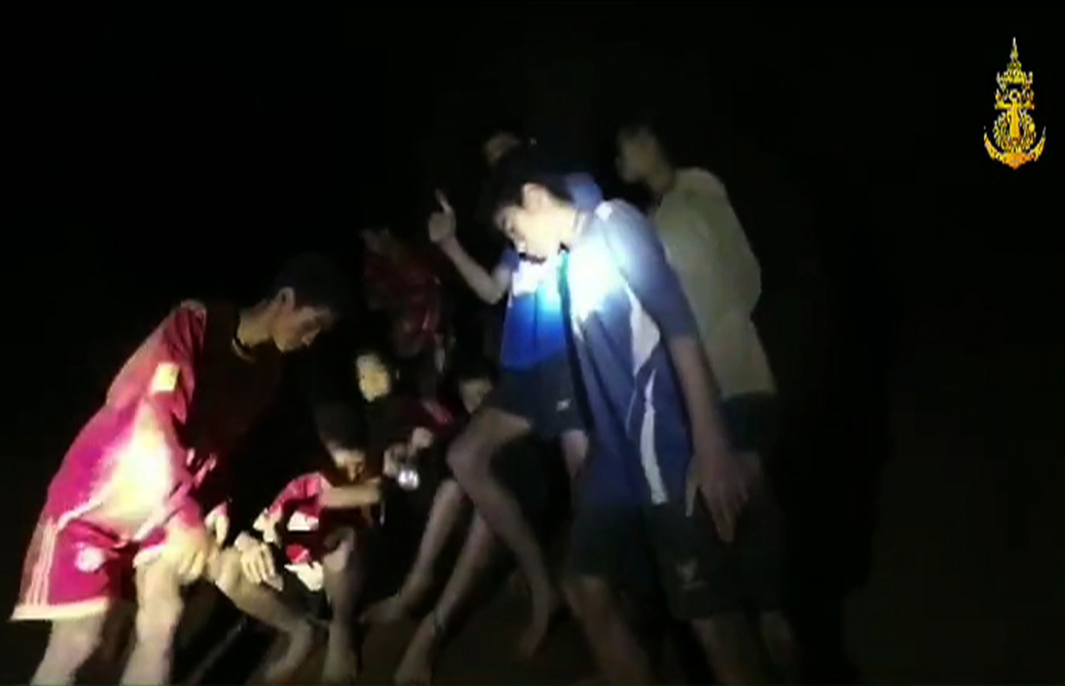 ހޮހަޅައިގެ ތެރޭގައި ހުރިހާ ކުދިން އެއް ތަނެއްގައި. --ފޮޓޯ:ތައި ރޯޔަލް ނޭވީ