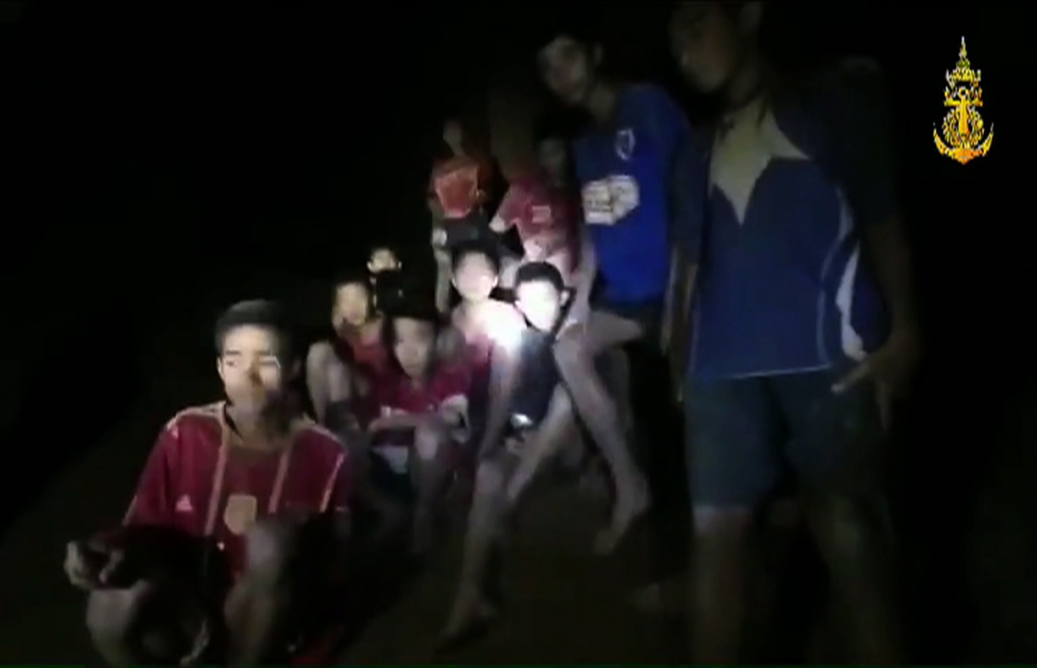 ހޮހަޅައިގެ ތެރޭގައި ހުރިހާ ކުދިން އެއް ތަނެއްގައި. --ފޮޓޯ:އޭއެފްޕީ