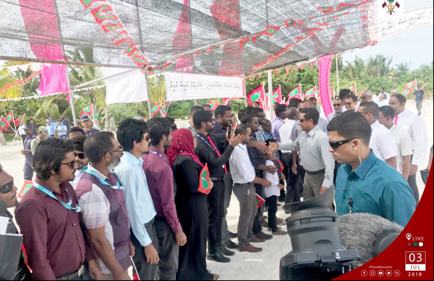 ރައީސް ޔާމީން މިލަންދު އަށް ވަޑައިގެން އެ ރަށުގެ ރައްޔިތުންތަކަކާ ސަލާމްކުރައްވަނީ. --ފޮޓޯ/ރައީސް އޮފީސް